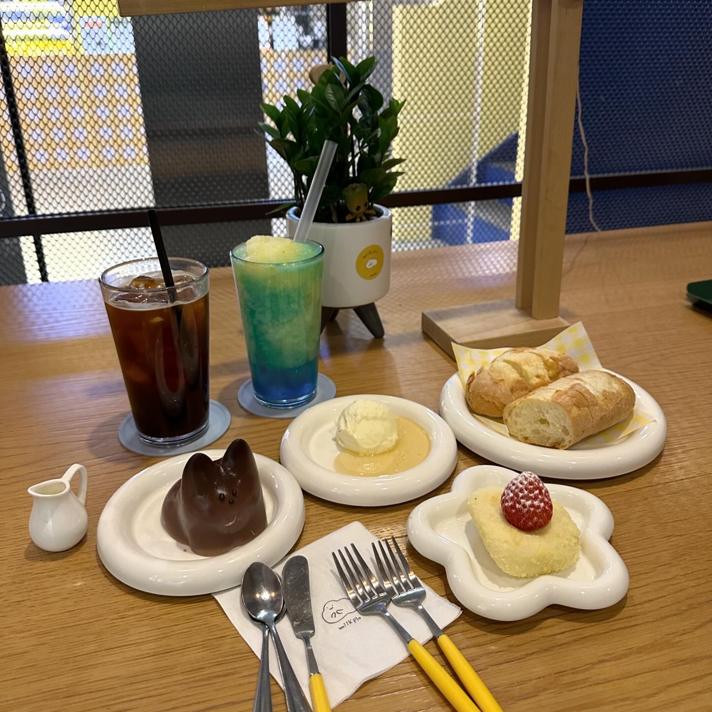 ✔️[홍대] 미크플로 홍대점
✅세계 4대미식중 하나로  튀르키예 직수입 카이막
✅홍대 카이막 맛집
✅예쁜 디저트 맛집
✅엄청 내부가 넓은 카페
✅고양이모양 밀크푸딩이 있는 카페
✅영업시간 매일 10:30~21:30
📍서울 마포구 양화로 141 롯데호텔 L7홍대 지하1층
#협찬 #홍대입구맛집 #홍대맛집 #홍대카페 #홍대입구역카페 #홍대디저트맛집 #sohappy #eat #smile #음식은사랑입니다💜 #미크플로 #미크플로홍대점