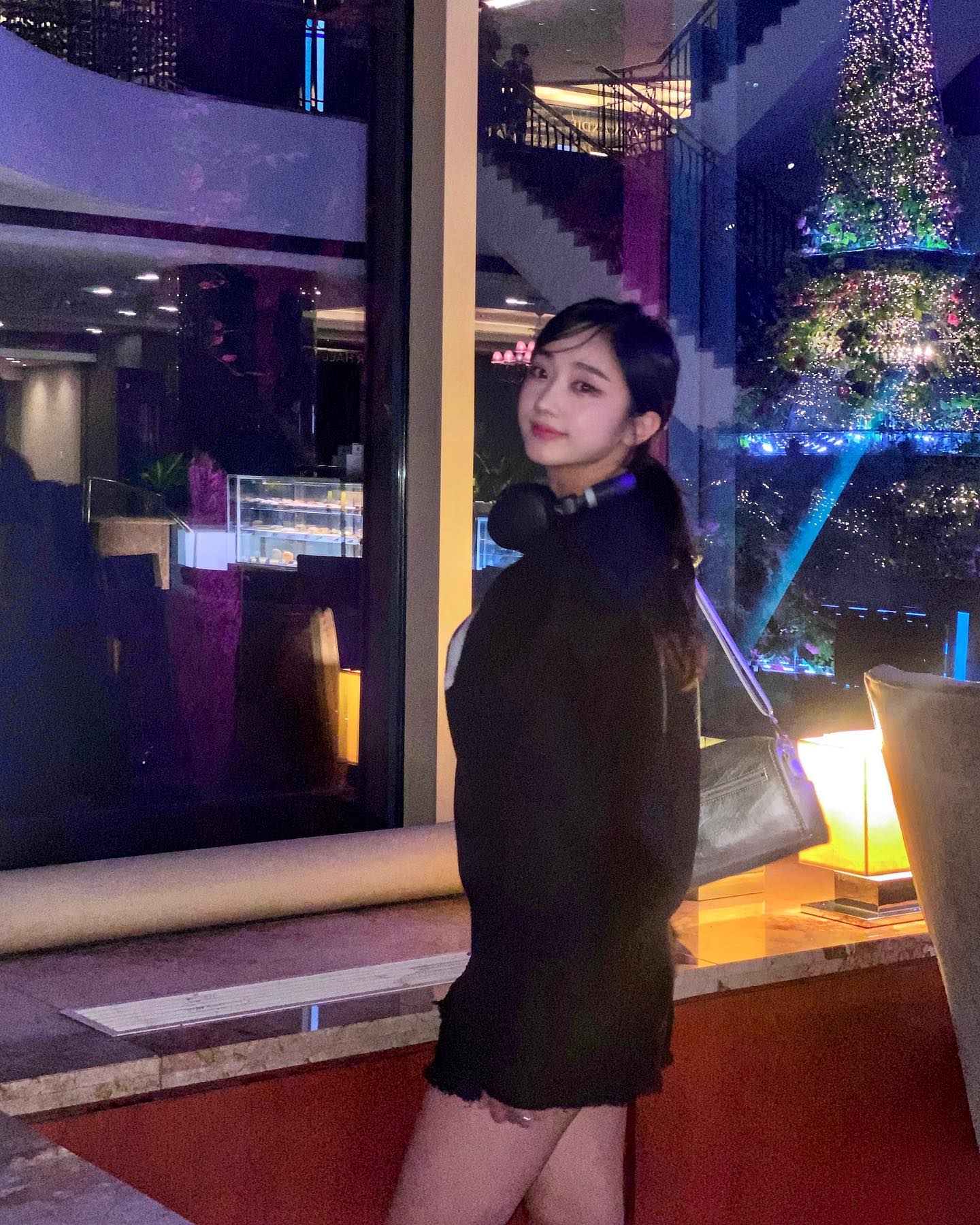 요즘 너무 감사하게도 어려졌다는 칭찬을 많이 듣고있눈데,,🥰 요즘 디앤에이피부과에서 피부, 리프팅 관리 받고있어요! 한번 다녀오면 피부가 반짝반쨕해져서 너무 만족🔥🥹😇 ✨✨ 

dnaskin12 #디앤에이피부과 #튠모드 #압구정튠페이스 #튠모드원조 #압구정인모드