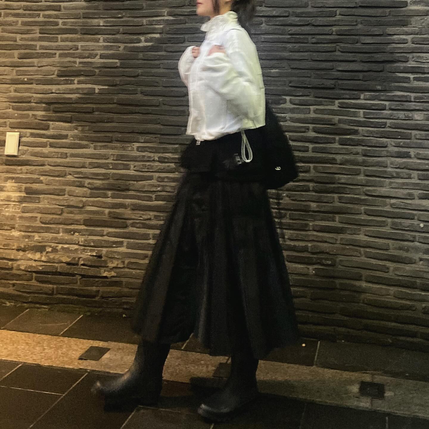 화창한 오늘에서야 올려보는 비오던 날 코디☔️

잘 안보이지만 야무지게 셔츠까지 레이어드 해주기••!