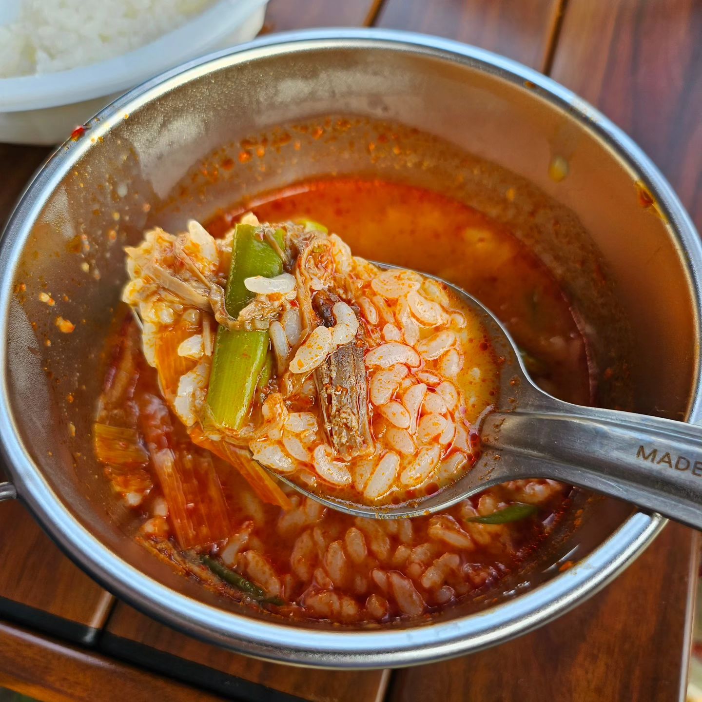 합천 황매산 협찬사 후기

🎁 서초 사골 육개장 🎁 

저 한팩으로 남편이랑 둘이서 나눠먹었는데 아주 푸짐하더라구요👍🏻

소고기, 파, 토란줄기가 듬뿍 들어있고 국물은 사골이 들어가있어서 깊은 맛이 아주 일품!!

캠핑장에서 해동해서 끓여먹기만 하면 끝
아주 편하고 맛도 좋아요🤤

다음번엔 칼국수면 넣고 계란 풀어서 육개장칼국수 해먹으려구용

#캠핑퍼스트 #초캠스쿨 #웰컴기프트 #핵이득마켓 #서초사골육개장 #캠핑메뉴 #맛있는육개장 #육개장밀키트
