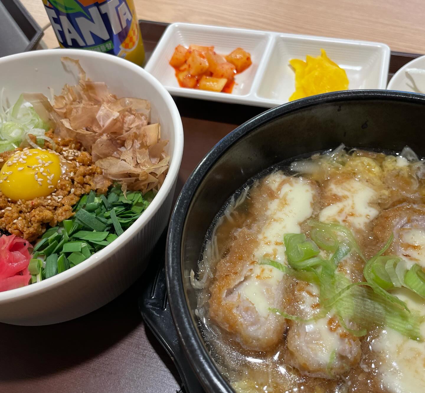 돈카츠모찌치즈나베로 유명한 
성신여대역맛집 영카츠!
깔끔 담백한 맛의 메뉴에 폴인럽 ㅠ
동선동돈까스 하면 여기 추천 드릴 정도로
손색없습니다. 
깔끔하게 준비된 셀프바 이용으로 보다 간편하구요.
공기밥도 셀프인데, 요즘 공기밥 2천원인 곳 많죠? 
여기는 무료! ㅎㅎ 너무 맘에 듭니다!
오픈한지 얼마 안되어 내부 시설 정말 깨끗하구요ㅎㅎ
성신여대 입구에서 정말 가까워서, 학생들 점심 저녁 해결하기에 딱 좋은 곳!

#동선동맛집 #성신여대역맛집 #성신여대입구역맛집 #동선동돈까스
