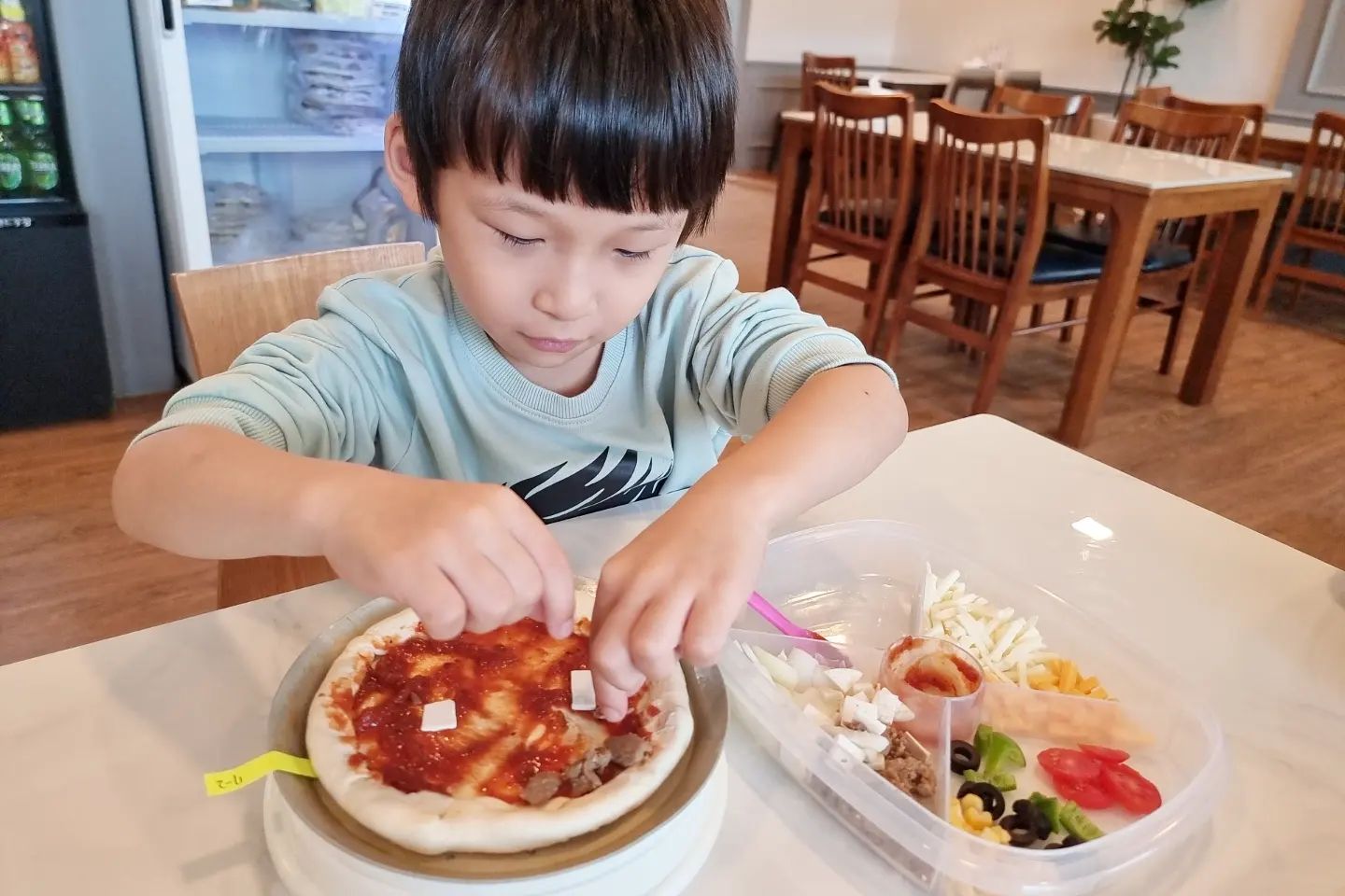 임실치즈 듬뿍 담아서
세상에 하나뿐인 나만의 피자를
직접 만들어볼 수 있는
#임실치즈온 💕

피자만들기 체험 하면서
제법 잘하는 아이들 보며 
훌쩍 컸음을 느끼고,
멋진 추억 만들었던 곳🤗
본인이 직접 만든 피자라면서
얼마나 맛있게 먹던지~
데리고 온 엄마 뿌듯💚

📍임실치즈마을과는 다른 곳!
📍주소 확인 필수
📍예약 필수
📍1인 1피자 필수 아니라서 부담없는 곳
📫주소 : 전라북도 임실군 임실읍 치즈마을길 142-23 피자체험장

#전북아이와가볼만한곳 #내돈내산여행기록 #전라도여행 #전북여행 #임실여행 #임실피자만들기체험 #임실치즈마을 #치즈온 #임실체험카페 #임실피자카페 #임실피자체험