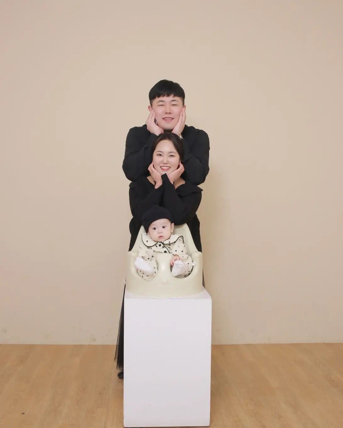 김이솔  200일 기념 촬영 A-1컷
사랑하는 아내가 많이아프고 힘든 시간들이었지만 어찌저찌 각자의 위치에서 최선을 다해준 아내덕에 우리아들이 200일동안 아프지않고 건강히 자라줬다 고마워 사랑해 우리 이솔이처럼 우리 다솜이도 더 나은 건강상태가 되기를.
.
.
.
#흑토끼띠 #부부스타그램 #딸맘 #아들맘 #딸맘소통 #아들맘소통 #korea #daily #육아 #일상 #육아소통 #육아일기 #일상기록 #좋아요 #애기 #홍보 #협찬 #아기 #아기모델