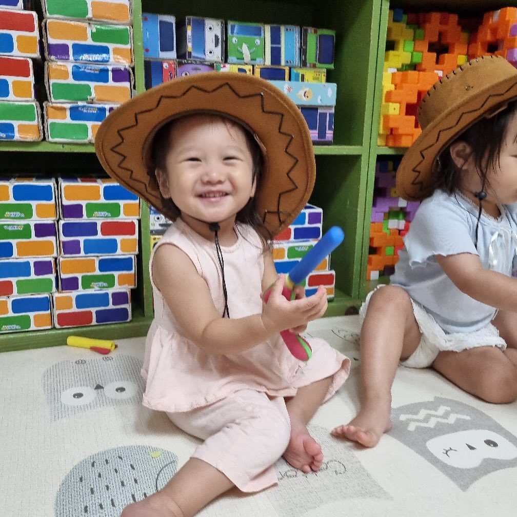 .
#쁠리피드 #20240819

조랑말 말타기 놀이!
카우걸~ㅋㅋㅋ 귀여워 죽겠넹

#24개월
#어린이집생활