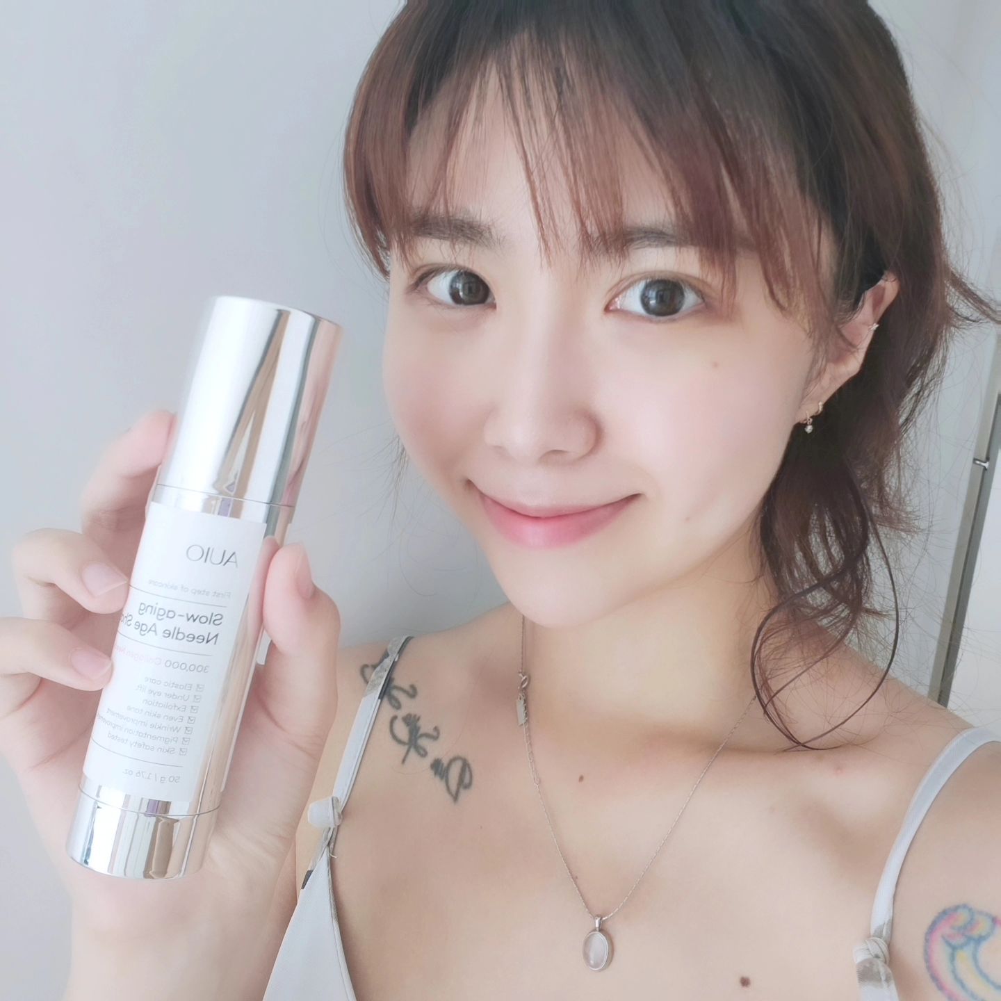 #협찬

안녕하세요🩷
오늘 소개해 드릴 제품은 
<위오 슬로우에이징 니들 에이징샷300> 입니다:)

육아를 하면서 피부과에 갈 시간은 없는데..
날로 늘어만 가는 주름🥹.....
집에서 간편하게 관리할 수 있는 방법을 찾다가
알게된 위오 니들 에이징샷이에요!

🌸사용방법🌸
얼굴에 얇게 도포 후 부드럽게 펴바른 뒤
손바닥으로 지긋이 눌러서 흡수 시켜주면 끝-!!

사용방법도 너무 간단하고
바름과 동시에 콜라겐 니들이 피부에 흡수 되는 느낌이 팍팍!
특히 주름 뿐만 아니라 각질제거에도 도움을 주는
제품이라 시간단축에 너무 좋아요~!

남편이 요즘 시술 받았냐고 물어본 바로 그제품🩷
눈가, 팔자, 이마 등등 주름이 신경쓰이는 부분에
관리 해주세요~🫶🏻

#위오 #AUIO #에이지샷 #ageshot #니들에이지샷 #콜라겐니들 #주름개선 #피부탄력 #리프팅개선 #슬로우에이징 #microneedling #viralskincare #microneedle #kbeauty #glassskin #koreanskincare #모공 #모공개선 #모공축소 #모공케어 #인생템 #각질케어 #피부결개선 #광채피부 #콜라겐샷 #피부턴오버  #슬로우에이징 #인생템

auio__official auio_global