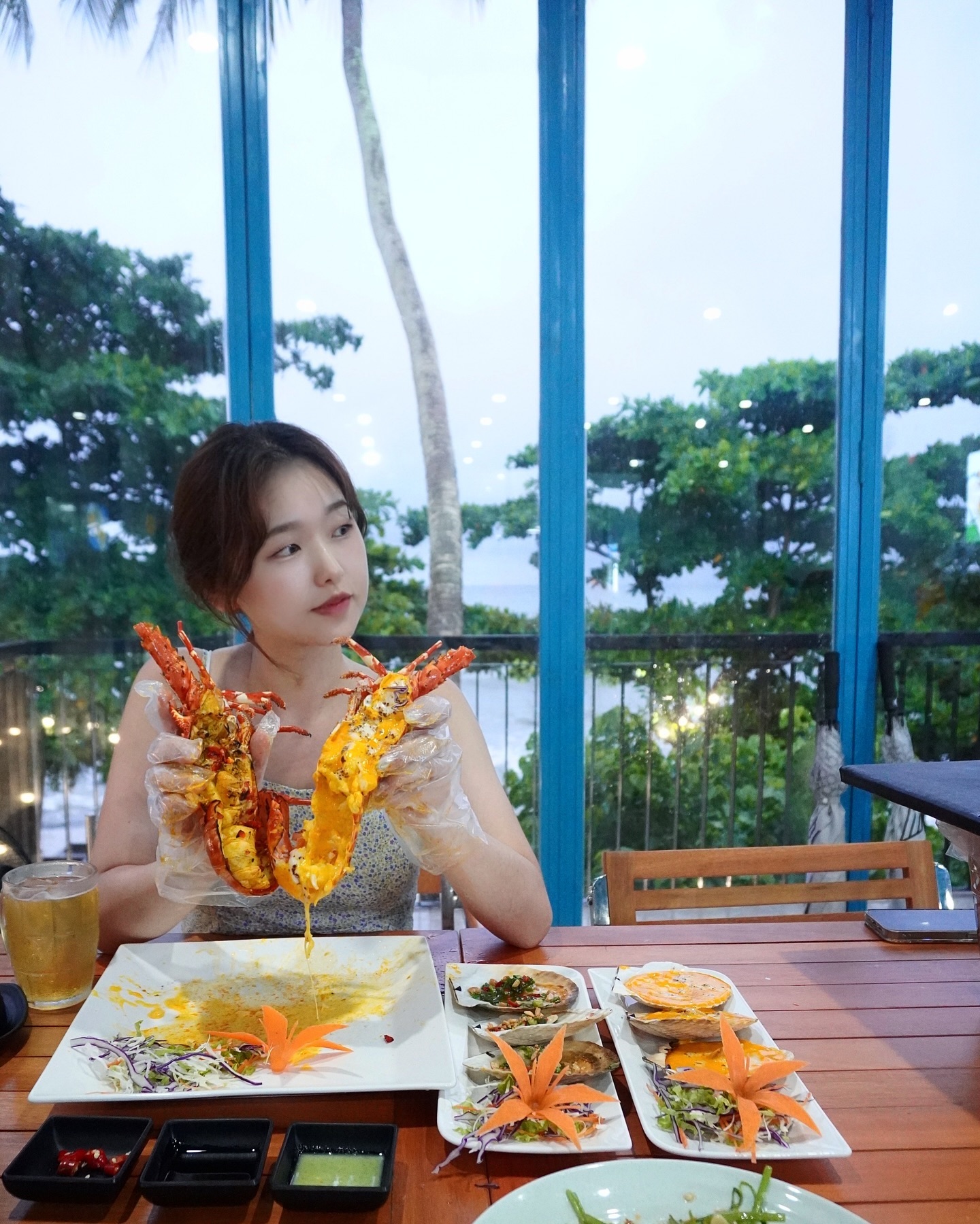 #협찬 dokkaebi_travel 🦐🦞베트남에서 핫한식당 #빈산 에서 마지막 씨푸드 만찬 즐기기! #톡파원25시맛집 #독박투어맛집 으로 소개된 곳인데 푸꾸옥에도 새로 오픈했어요🎊 매장도 정말 깔끔하고 넓어서 이미 한국인들에게 입소문 난곳. 에어컨 빵빵하고 청결한 수조에 관리된 랍스타 크랩, 각종 생선과 킹타이거새우까지 없는게 없어요. 매니저님도 엄청 친절하셔서 씨푸드 레스토랑급입니다🤵🏻 주문 즉시 해산물을 잡아 무게다는 모습까지 볼 수 있어서 재미는 두배✌🏻 1층으로 내려가면 야외 테라스와 그네도 탈 수 있어요. 노을 맛집이니 5-6시에 가시는거 추천합니다. 나혼산에 나왔던 핫팟도 있어서 먹었는데 엄청 고급스러운 똠양꿍 느낌. 당일 생선으로 도미를 추천해주셨는데 먹어본 생선 중에 가장 부드럽고 고소했어요🐟

▫️빈산 푸꾸옥
Nhà hàng Vịnh Xanh Phú Quốc
📍40 Đường Trần Hưng Đạo, Khu I, Phú Quoc, Kien Giang 92506 베트남

⏰영업시간 : 매일 10:00~11:00

🧾 추천메뉴
🦞칠리 & 레몬버터 랍스타 반반
🐚치즈 가리비 & 땅콩볶음 가리비
🦐 킹타이거쉬림프 갈릭버터구이
🌿모닝글로리 (+맛조개추가)
🍲핫팟

🛒걸어서 5분 거리에 즈엉동야시장이 있어요! 밥먹기 전후 코스로 강추

#푸꾸옥맛집 #즈엉동맛집 #푸꾸옥신상맛집 #푸꾸옥씨푸드 #킹타이거새우 #핫팟 #푸꾸옥중부해산물 #푸꾸옥랍스타 #즈엉동야시장맛집
