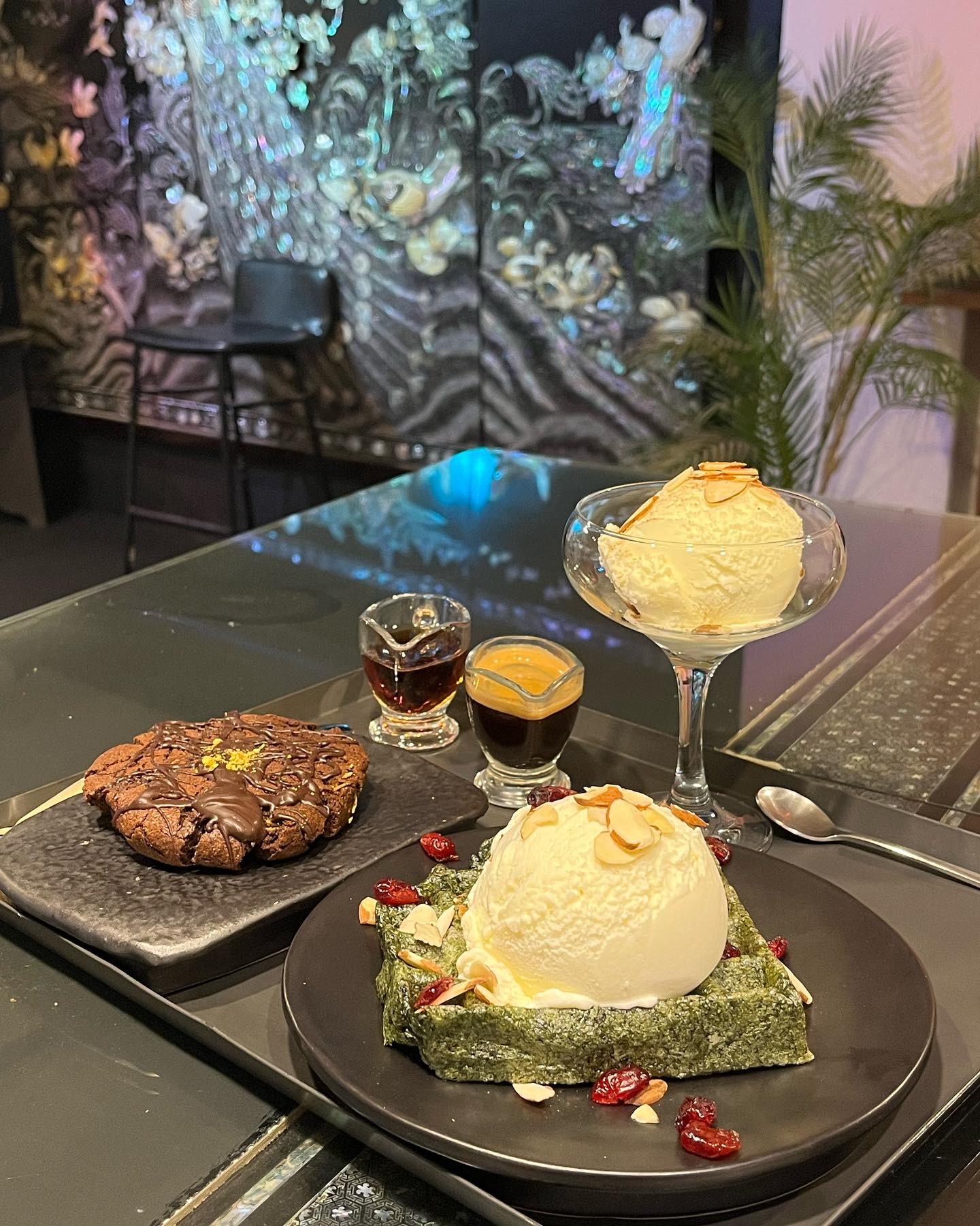 #협찬 #용마커피 #용마카페

샤로수길 힙플이자 전통을 담은 카페 ☕️

전통적인 자개와 모던한 가구들이 섞여
유니크하고 힙한 분위기 제대로!
다양한 포토존 가득 📸

샤로수길 디저트 카페 크로플 맛집에서
두바이 초콜릿 쿠키도 맛보고 

둠칫두둠칫 힙한 분위기에서
편안한 카페타임 즐겨요! 🪩

📋
두바이 초코쿠키 5,500원
요즘 핫한 두바이 초코를 쿠키로!
카다이프면부터 피스타치오 스프레드까지
직접 만들어 더 맛있는 #두바이초코쿠키 🍪

쑥와플 9,000원
겉바속쫀 쑥떡와플 쫜득쫜득 빠삭빠삭 #쑥와플
크로플 맛집이 와플도 맛나다구요.
할미입맛 취향저격 쑥떡에 메이플 시럽의 달달함 🍯

아포가토 5,500원
부드러운 바닐라맛 아이스크림과 
진하고 뜨거운 에스프레소의 조화 #아포가토🍨

📍서울 관악구 관악로14길 45 지하 용마커피
📲 0507-1342-7974
🕖 월~일 12:00~24:00 / 매주 화요일 정시휴무
🚙 지하철 2호선 서울대입구역 1번 출구 도보 5분
⭕️ 주차불가, 포장, 무선인터넷, 단체이용가능

#리뷰노트 #샤로수길카페 #샤로수길카페맛집 #샤로수길1등크로플맛집 #샤로수길데이트 #힙플레이스 #서울대입구카페 #서울대입구카페맛집 #서울대입구디저트맛집 #샤로수길디저트맛집 #서울대입구데이트 #크로플맛집
yongma_coffee