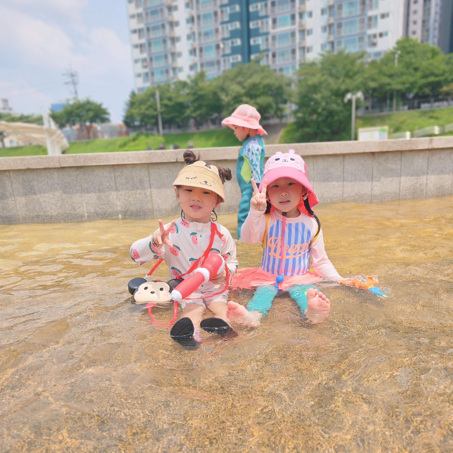 ❁ ʂσσ. ʝι ◡̈+1321 ᴅᴀʏs ෆ⃛

 #물놀이장 #왕숙천물놀이장 #주말일상

#우리는친구 #12월1일생 생일 같은 친구
 만나기 쉽지 않은데 수지가 좋아 하는
친구 수아 너의 우정 변치 말길ෆ˙ᵕ˙ෆ

 #수지의하루 #수지그램 #딸사진찍는재미 #43개월딸 #딸맘 #육아기록 #일상 #육아소통 #육아스타그램 #koreankids