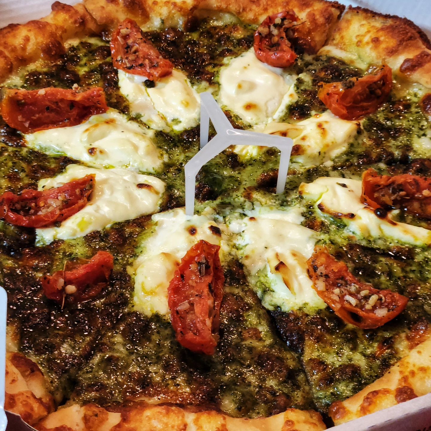 #협찬 #미스터피자 20240924 🍕
학생 때 줄기차게 먹었던 미스터 피자에서 신메뉴가 나왔다해서 오랜만에 먹어볼 기회가 생겼는데 일단 비쥬얼부터 합격....! 무려 바질페스토와 유크림 함유량 99.2%인 프리미엄 마스카포네 치즈가 만났다고 한당🫶
#레전드바질마스카포네
#미니볼 #핫윙
#오븐치즈미트스파게티 🍝
처음에는 바질??이래서 맛이 어떠려나했는데 저 마스카포네 치즈랑 궁합이 최고여따. 특히 저 치즈가 완전 몽실하면서도 부드러운데 너무 맛있고 느끼함은 하나도 없어서 계속 먹을 수 있을 것만 같은🥹
미트스파게티는 그냥...한 입만 먹어도 이미 맛있었고 핫윙도 살짝 매콤하니 맛있더라. 미니볼은 그냥 빵인가했는데 퐁신하니 살짝 짭조름하니 맛나서 오빠야가 맥주 안주로 집어 먹었다고ㅋㅋㅋㅋ
바질마스카포네랑 쉬림프 혹은 포테이토 조합인 반반도 있다던디 그건 두배로 맛있게찌....다음번에 도전이당🥰
🎀 mrpizza_official_
#포부남녀 #pobu_namnyeo #먹스타그램 #미피 #인덕원점 #미스터피자신메뉴 #오메추 #점메추 #미스터피자메뉴추천 #피자맛집 #피자덕후 #피자맛집추천 #피자스타그램 #저메추