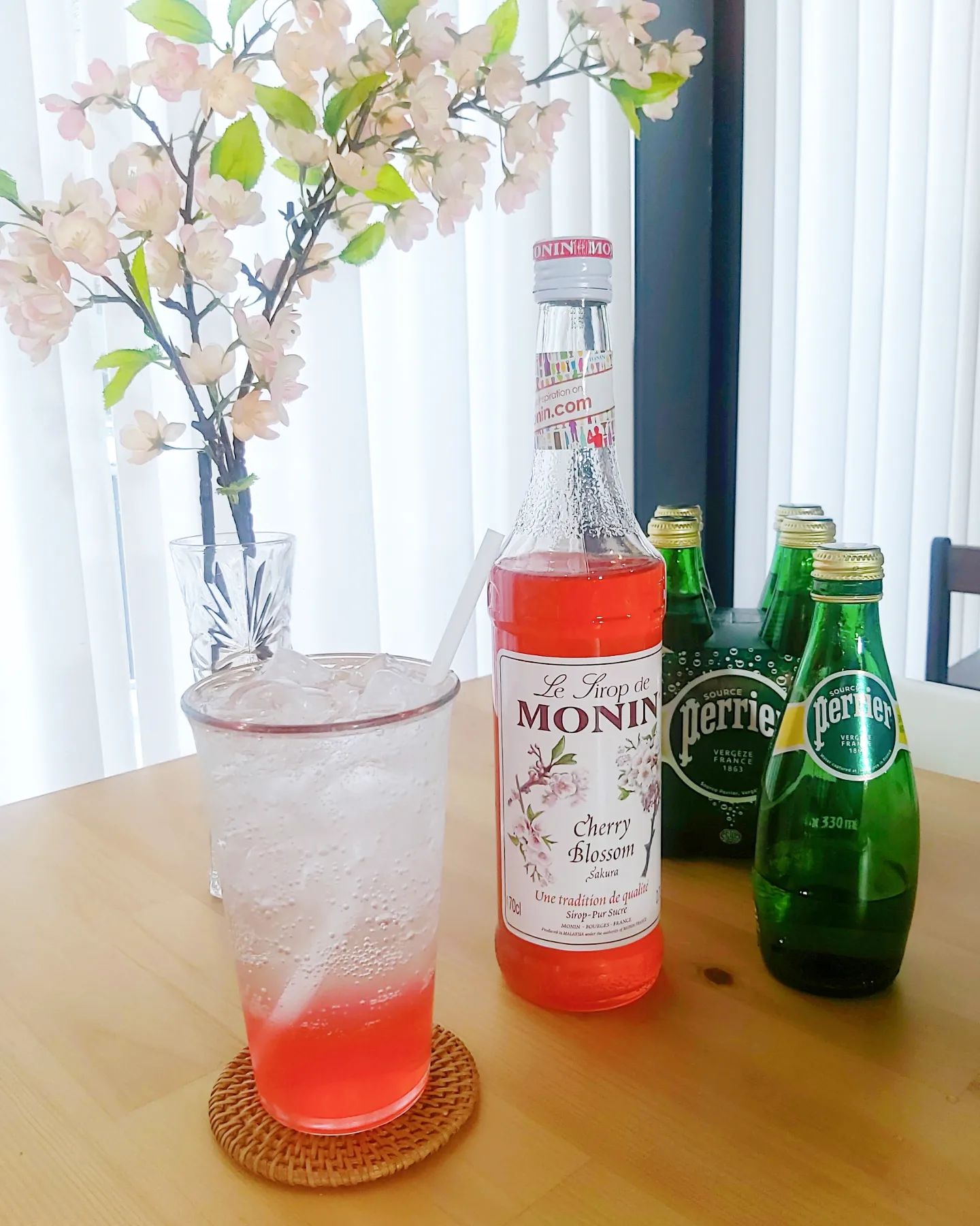 #협찬
monin 체리블라썸 시럽
.
.
홈카페를 즐기때문에 저도 모닌 시럽을 여러종류 가지고 있는데요!!
시즌이 시즌이니만큼 오늘은 체리블라썸으로 홈카페 열어요👌
.
모닌 체리블라썸 시럽은 봄을 상징하는 봄꽃향을 담은 시럽으로 풍부한 맛과 향으로 음료에 깊이를 더해줘요~
너무 이쁜 분홍빛🌸
비가오는 날이라 사진이 전체적으로 좀 붉게 나왔는데 실제로는 형광 분홍빛에 더 가깝답니다~
커피, 아이스음료, 스파클링 와인, 화이트와인,에도 어울리지만 저는 오늘 시럽에 탄산수만 넣어 에이드로 즐겼는데요!
은은한 벚꽃향과 약간의 산미와 높은 당도로 너무 맛있어요~
연분홍으로 바뀐 색과 은은한 벚꽃향, 상큼달달한 맛까지 눈과코, 입까지 즐거워져요😲
먹어보니 하이볼로도 좋을것 같고, 요거트에도 잘 어울릴듯 해서 활용하기가 무궁무진 할듯해요!
벚꽃은 서서히 지고 있지만, 모닌 체리블라썸 시럽으로 사계절 내내 벛꽃시즌 즐겨보는건 어떠세요?😊
.
.
monin_kr
#모닌#모닌시럽#체리블라썸시럽#모닌체리블라썸시럽#벚꽃시럽#홈카페#벚꽃에이드#체리블라썸에이드#먹방#먹스타그램#쿡스타그램#요리스타그램#푸드스타그램#foodstagram#food#cooking#데일리#일상#영대#경산#대구#부산#좋아요#소통#맞팔#인친#좋아요반사#좋반#좋반테러