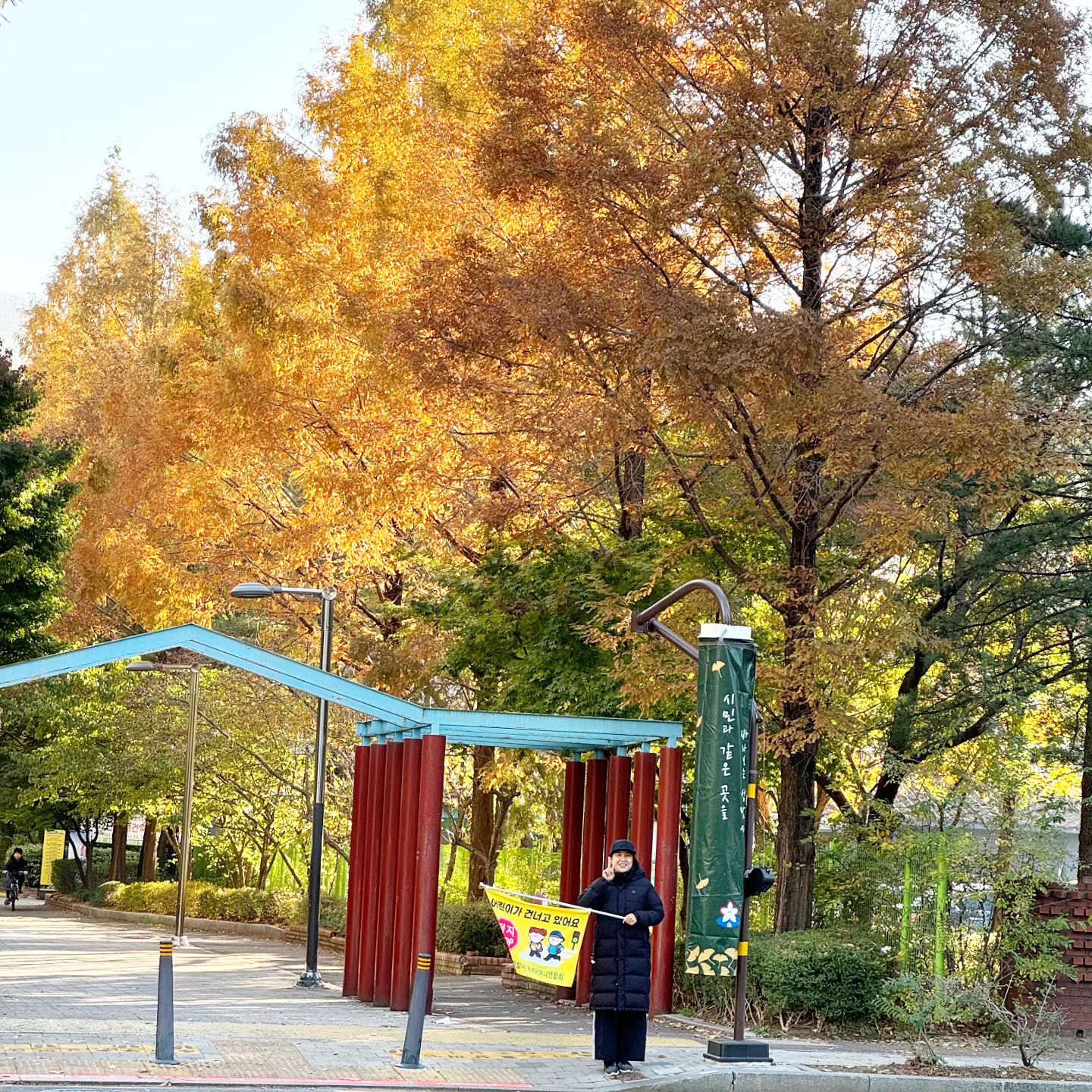.
오늘은 둘째 학교 등굣길
교통봉사 #녹색어머니 
추워 롱패딩 입고 나감 와우!!
.
오후 폴리스 순찰까지 마치고
올해 후니로니 녹색활동 끝🤗
.
#반대편엄니가찍어줌
#단풍이이쁘네
#찍는거같아센스있게v해줌
#육아동지들
#바쁜월요일
#이번주쭉바쁠예정
#바쁜게낫다
#초등맘
#초등맘스타그램 
#육아인플루언서k98728652