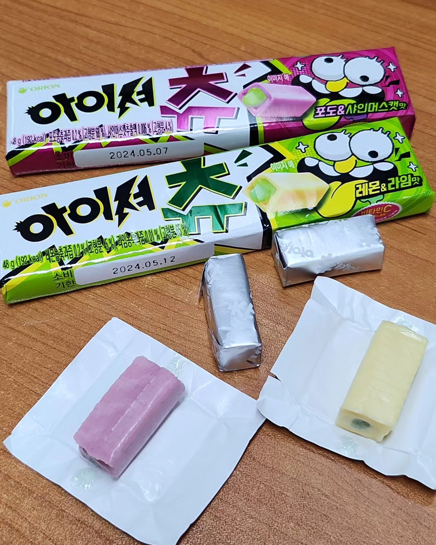 #협찬 orion_world #아이셔츄 #신맛캔디

사무실에서는 괜히 입이 심심해서 계속 군것질하게 되기도 하고, 약간 졸릴 때 정신 차리기 좋을 것 같아서 이번에 새로 나온 오리온 아이셔츄를 구매해 봤다 😋

쫀득한 츄잉캔디인데 안에 사워필링이 가득 들어서, 신맛 때문에 씹으면서 눈이 자꾸 감긴다 🤣

지인은 평소에 신 음식을 엄청 좋아하는 편인데 새콤한 맛이 가득한 레몬&라임 맛보다 새콤달콤한 포도&샤인머스캣 맛이 더 맛있다고 한다. 난 둘 다 비슷하게 맛있어서 계속 번갈아 먹는 중 😁

#음식 #신상과자 #레몬라임맛 #신상품나왔을땐 #맛집 #아이셔 #08L #요리 #경험 #여행 #포도샤인맛 #오리온캔디 #츄잉캔디 #뷰티 #사무실간식 #사무실간식추천