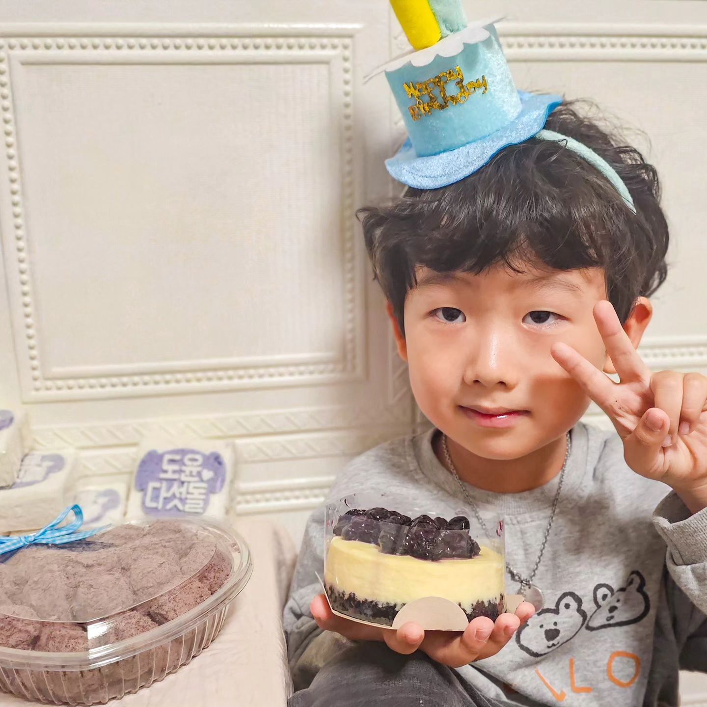 생일축하해 내사랑💜

아들 생일은 11.6일🎂
4일이나 지나서 올리는 게으른 엄마😅
(갑자기 추워져서 옷을 다꺼내서 옷무덤에 파묻혀 지내는 중입니다..ㅋㅋ 정리는 도대체 언제하죠.. 이러다 봄이 올 것 같아요🥲)

#정리잘하는법공유좀해주세요 #아들생일 #다섯돌 #생일떡 #11월생아기 #도다네일상 #평범한일상의소중함