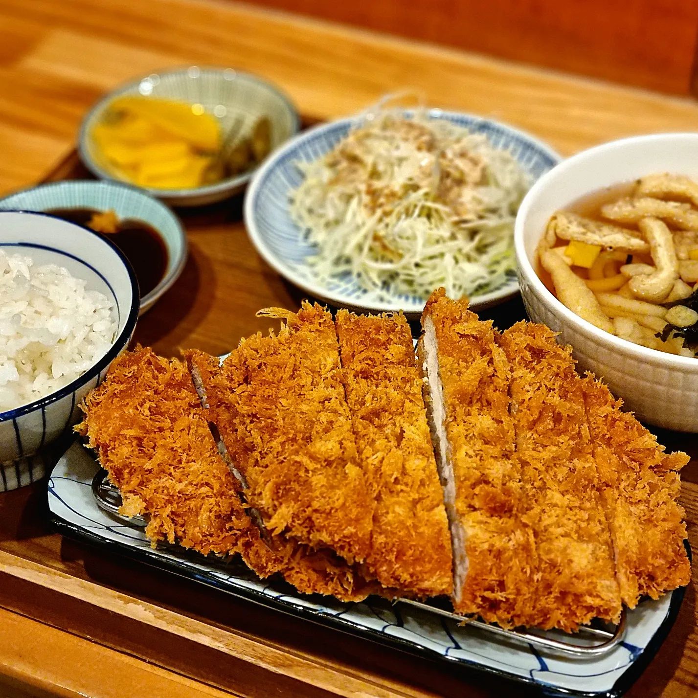#협찬
🤟 

🔸️호니도니 성남점 [돈카츠]
🔸️경기 성남시 중원구 광명로 89 

오늘 리뷰는 "호니도니 성남점"입니다😃 

호니도니 성남점 수진역 도보 3분 거리에 있어요👟 

호니도니는 매장 내 테이블이 많지 않고 
다찌 좌석으로 주방을 바라보고 먹게 돼있어요! 

주문한 메뉴는 바삭카츠와 두툼카츠!
그리고 미니우동과 미니냉모밀도 곁들였습니다😄 

음식은 한상차림으로 1인분씩 한 쟁반에 나오고
양은 아주 푸짐해요! 

두툼카츠 두께 보이시나요?😋
한입만 물어도 입안가득 고기가 가득😍
고기도 부드러워서 먹는데 퍽퍽하거나 
불편함이 전혀 없었어요!👍
겉에 튀김도 바삭해서 식감도 맛도 찐👍 

냉모밀도 모밀 전문점 만큼이나 찐맛😍 

바삭카츠는 두툼카츠에 비해 고기는 얇지만
온전한 바삭한 튀김을 느낄수 있어요
어쨋든 찐맛입니다😍 

배달로 몇번 먹었던 호니도니 였는데
확실히 매장에서 먹으니까 바삭함이 두배에요😋 

이상 바삭한 맛집 "호니도니 성남점" 리뷰였습니다😍 

#협찬 #성남맛집#성남시맛집#성남동맛집#성남동밥집#성남동데이트#성남데이트#성남핫플#성남중원구맛집#성남중원구돈까스#성남돈까스#성남돈가스#성남맛집추천#경기성남맛집#중원구돈까스#성남동회식 #호니도니 #호니도니돈카츠 #호니도니성남점 #분당맛집 #먹팔맞팔 #먹스타 #먹소통맞팔