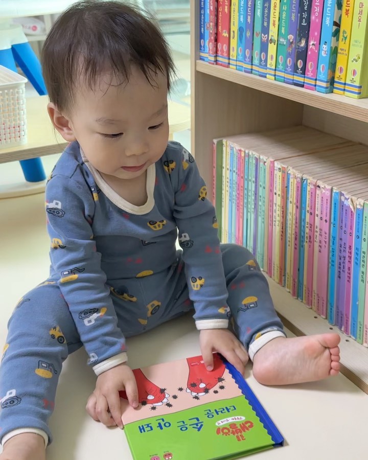 #제품제공 
 
🏷️ 공룡대발이만나요 
 
아기들 생활습관 만드는 책육아!
아무래도 하나부터 열까지 엄마가 알려주긴 힘드니
책의 도움을 받아야 하는데요
아이가 재미있게 생활습관까지 기를 수 있도록
도와주는 공룡 대발이와 함께
쉽고 즐겁게 세상을 배울 수 있어요🙂
 
아기 다온이도 대발이와 무럭무럭 자라나는 중입니다❤️
 
 
#아기책 #책육아 #공룡대발이 #대발이 #공룡대발이만나요 #대발이지옥 #생활습관 #유아생활 #유아인성