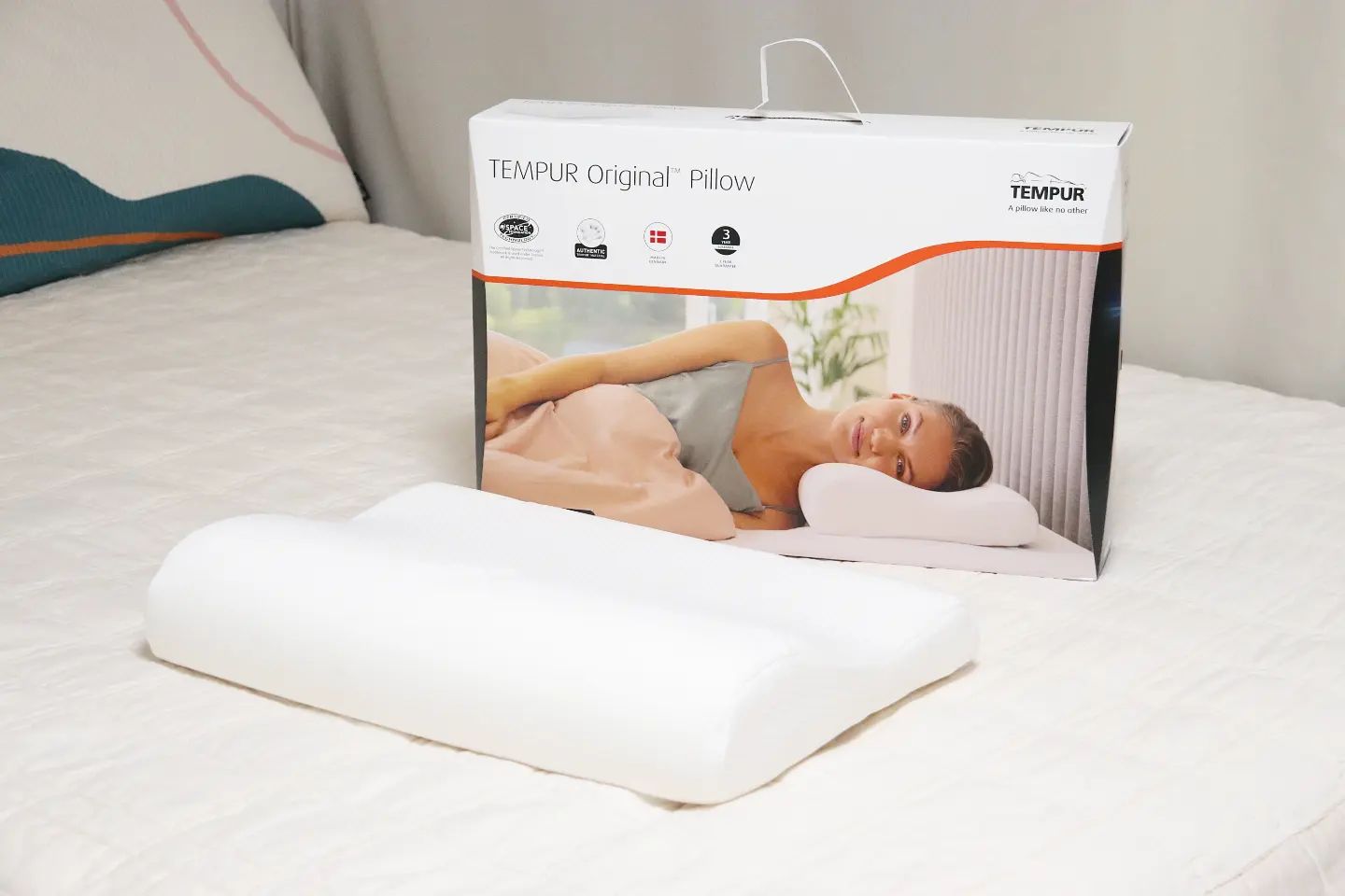 #협찬 #광고

템퍼 오리지날 베개 덕분에
상쾌한 아침을 맞이하는 요즘
왜 진작 사용 안 해봤을까 라는 생각이..

수십억 개의 오픈 셀 소재로
구성되어진 템퍼 베개는
사람의 무게와 체온에 반응하여
개인의 신체에 맞게 몰딩되고,
압력이 어느 한 곳에 집중되지 않고
전체로 분산되어서 편안함과 지지력을
동시에 느낄 수 있답니다 
그래서 한번도 안 써본 사람은 있어도
힌번만 써본 사람은 없다는 ㅋㅋ
그만큼 놀라운 경험하기에 베개추천드리고 싶어요

하루동안 쌓였던 피로와 긴장을
풀어주면서 한결 가벼워진 느낌이 들어요
잠만 잘 자도 삶이 달라진다는 거
템퍼로 경험해보시길 바랍니다

#베개 #베개추천 #템퍼 #템퍼베개 #템퍼오리지날 #오리지날베개 #템퍼오리지날베개