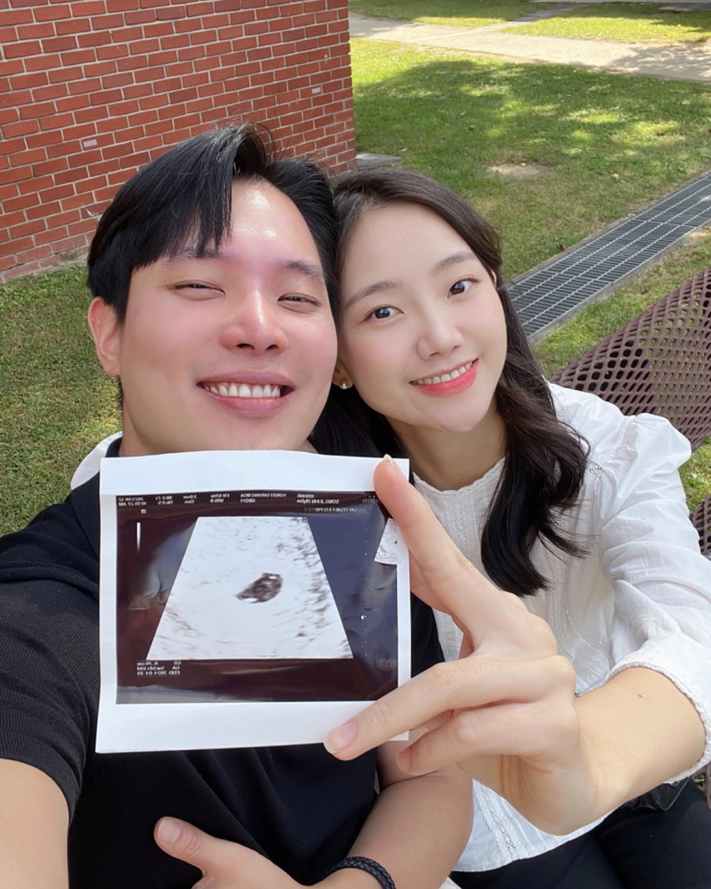 안녕하세요
엄마 아빠가 된 뱅커플입니다…….💌

최근 저희 피드가 뜸했던 이유…!!!
뜻밖에 찾아온 행복으로 저희는 요즘
그 어느 때보다도 사랑스러운
하루하루를 보내고 있는중이랍니다….☺️

임신을 하고나서 들었던 생각 중 하나
‘뱅커플 어떡하지!’ 
(당분간은 아기없이 저축에 열중할 생각으로 
만들었던 계정이었어요 허허)

그리고 또 든 생각
‘우리의 이야기를 담을 수 있는 
공간을 만들어두길 잘했다’

오로지 우리 둘만 잘~먹고 잘 살면되는
이 시간이 이제 6개월 남짓 남았네요 ㅎㅎ
다시는 돌아오지 않을 이 시간을
열심히 기록하고 남겨두어야겠다는
생각이 드는 요즘입니다.

부부에서 
부모가 되어가는 즈희 모습도
지켜봐주세요….🤍