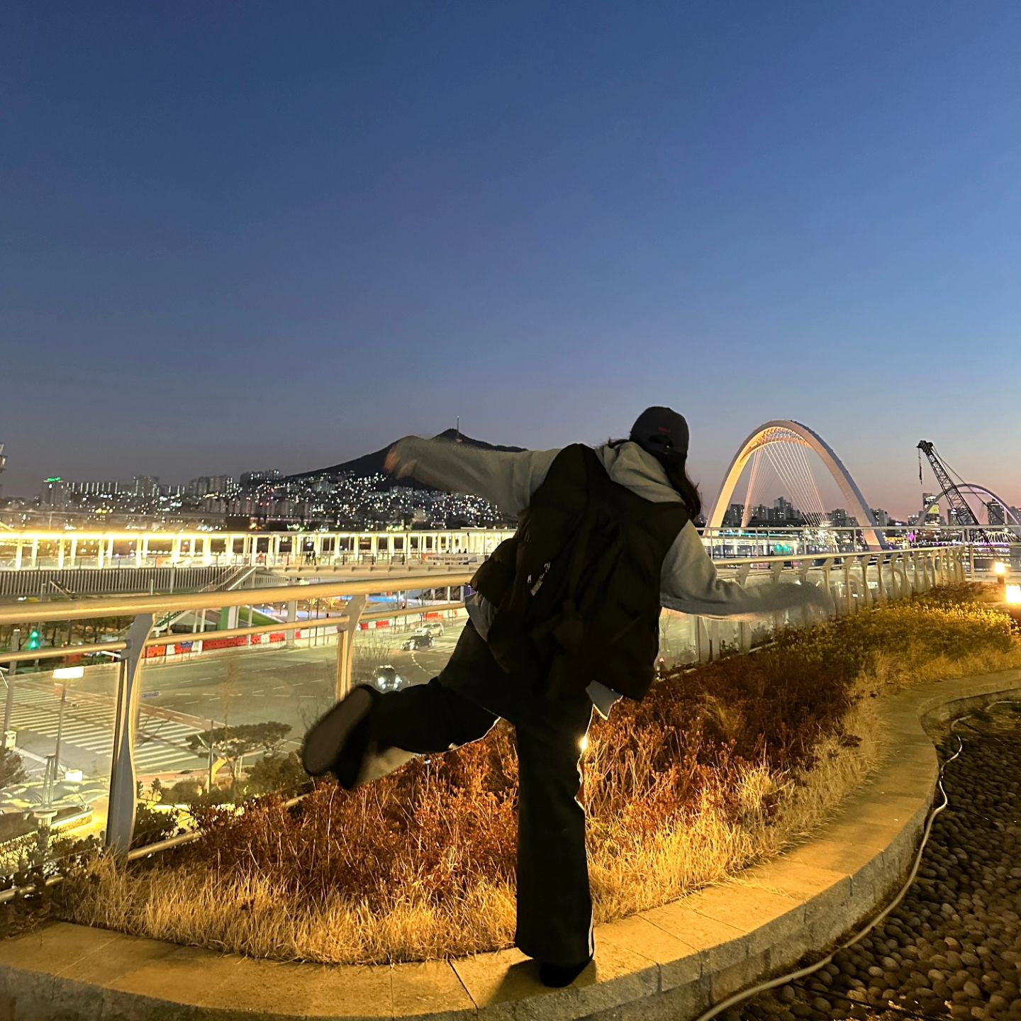 1~3. 부산역 하늘광장은 숨은 야경 명소였다. 항상 그리운 부산 그리고 오랜만에 본 나의 사진작가 진쓰의 솜씨
4~6. 그녀의 최애가수 다린. 위로받는 목소리
7. 설명이 필요 없는 역시 하이디라오
8. 무언가 이상한 이게 아닌 듯한 힙하다는 사진 찍는 법

#지난주말기록 #밤의감성