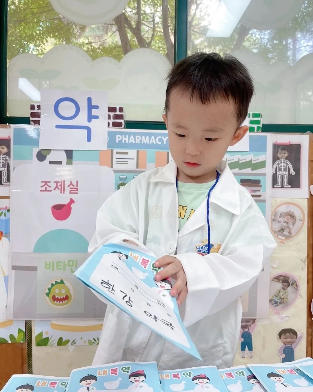 ᰔᴅᴇᴀʀ s.ʜ, sʜɪɴɪɴɢ ᴅᴀʏsᰔ⠀
⠀

오늘 등원길에 얼집에서 친구들이랑
병원놀이 한다고해서 'ㅇㅇ. 재밋겠네😶' 했는데
이렇게 약국까지 차려서 할줄이야??
평소보다 더 신나게 등원한 이유가 있었구먼

강승훈 안경뭔데 너무 귀여워 정말🤍❤️😊❤️🤍⠀
⠀
⠀
⠀
#얼집생활 #병원놀이
#아들일상 #등원길
