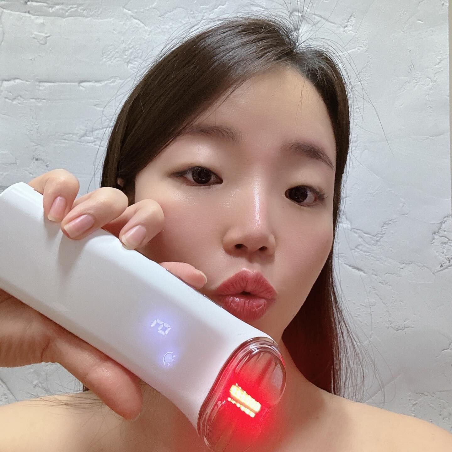 #협찬 🧖🏻‍♀️셀레뉴 피부관리기🧖🏻‍♀️ cellrenew_official

햇빛도 쨍쨍하고 습도는 올라가는 요즘 날씨에 건조해진 피부에 생기를 불어 넣어줄 #셀레뉴 #피부관리기
탄력은🔝높여주고 저주파 사용이 모두 가능하며 부위별 맞춤형으로 탄력을 원하는 부위에 정확한 자극을 주는 제품입니다:)

✅3가지 모드->LED 탄력/2모드 저주파 기능

#뷰티디바이스 #뷰티디바이스추천 #뷰티기기 #홈케어기기 #피부탄력 #탄력케어 #주름개선