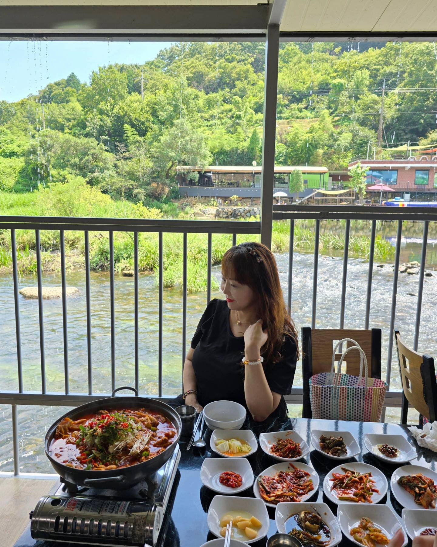#순천여행
제대로 즐기고 싶어서♥️ #순천현지인맛집
추천 받았잖아👍

여긴 #순천매운탕 #순천백숙 유명한 곳인데💙
우리의 선택은 묵은지닭볶음탕🍲
절대 틀리지 않았어😆

역시 전라도 #순천맛집
밑반찬 클라스에 묵은지 듬뿍 넣은 닭볶음탕🎶
시원하게 내리는 물소리와 물멍 즐기기💦

#하마가든 jihye7860000
✔️ 전남 순천시 상사호길 429
✔️ 미리 예약하세요 📞 010-2343-7860

상사호 둘레~ 드라이브도 하고🚗
맛있는 음식 먹고 싶다면 #순천맛집추천
여긴 #JMT #순천상사맛집

친절하신 사장님 내외가 반갑게 맞아주시는 곳😍
오랜 #순천노포맛집 여기가 #순천핫플
#순천가볼만한곳 #순천먹거리 #전남순천맛집