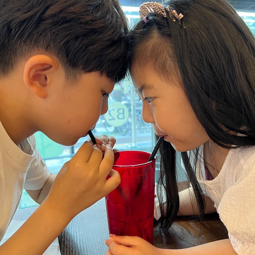 오빠치과 따라 온 쪼아 ㅋ ㅋ 
탄산은 적당히 마시는걸로 👍🏻

요즘들어 부쩍 엄마 찾는 똘똘이들❤️
#육아일상 #딸아들맘 #어린이치과