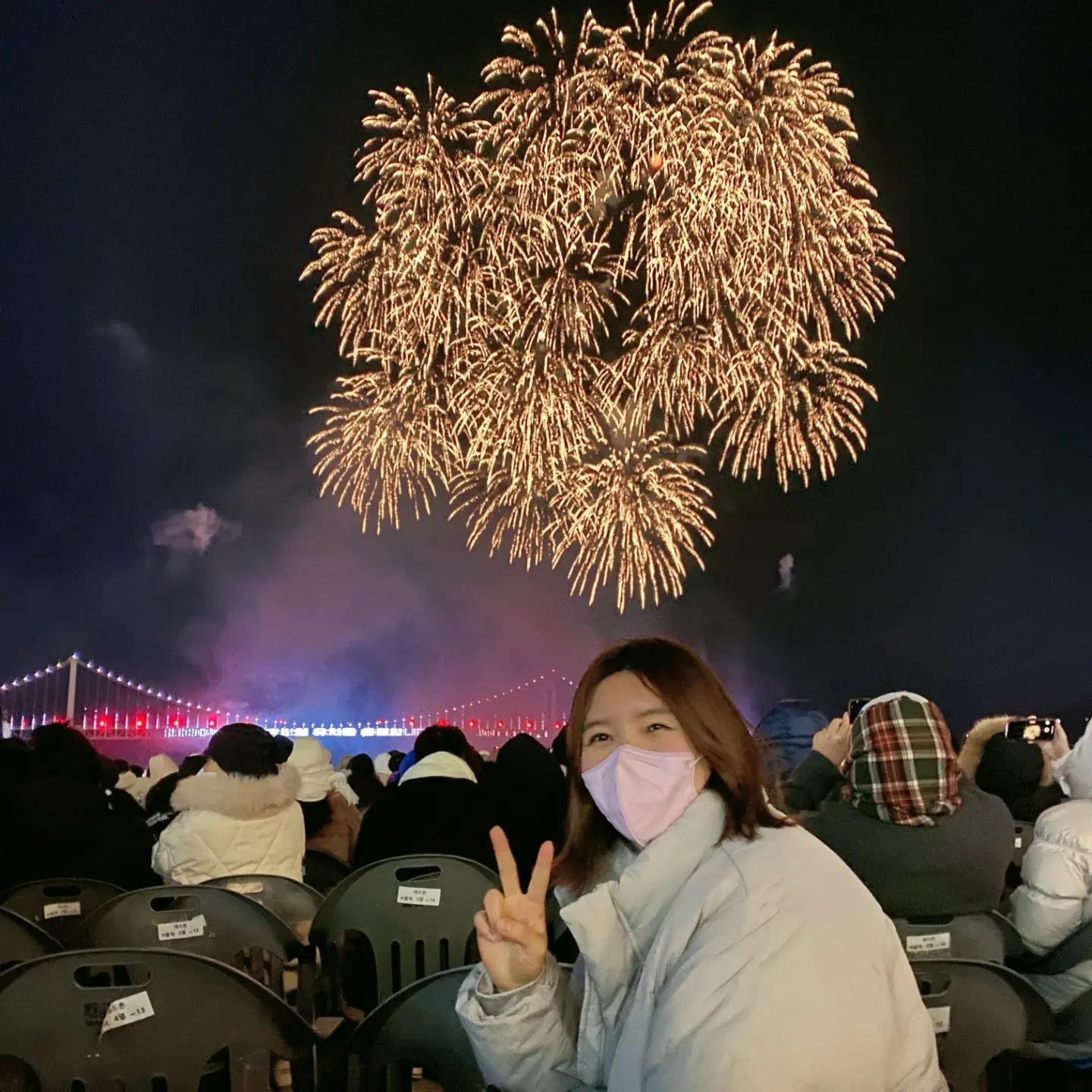 정말 추웠지만 잊지못할 불꽃축제 🎆
부산불꽃축제 기록으로 10장 채우기

지인찬스로 관람석에서 봤는데
돈을 이래서 버는 구나 했던 순간

아이유 목소리에 불꽃도 좋았고
과자 먹으면서 보는 그 순간
문득 행복하다고 생각 :)

#여행스타그램 #dailylook #부산 #부산여행 #광안리해수욕장 #광안리불꽃축제 #부산불꽃축제 #불꽃축제티켓 #불꽃축제명당 #부산핫플 #잊지못할추억