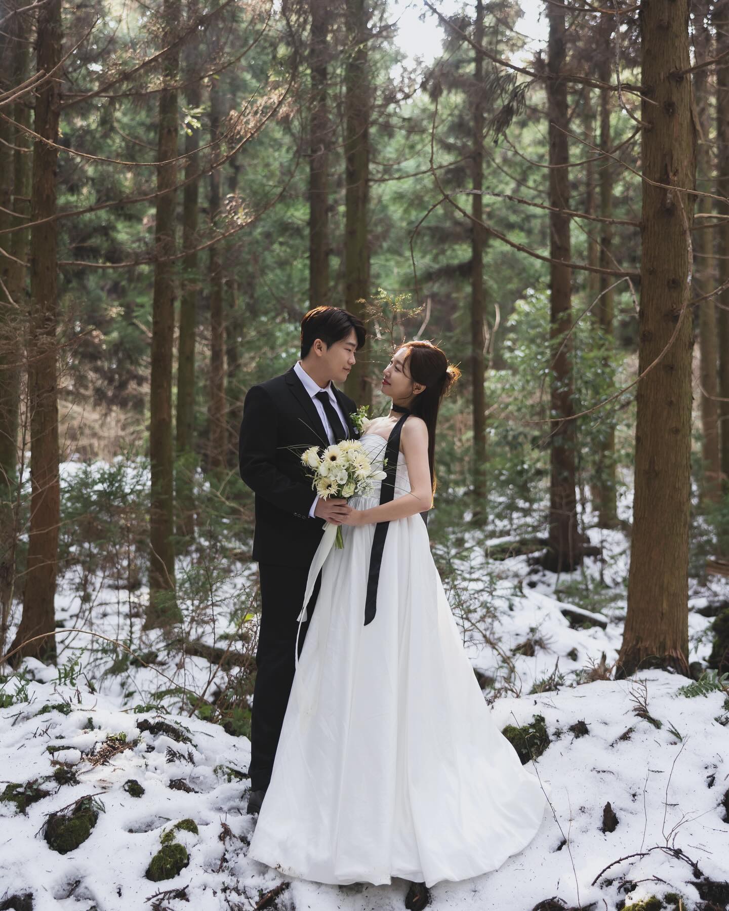 ♥️Wedding D-2💍
2024년 04월 21일 일요일 12시00분
인천아시아드웨딩컨벤션 1층 그레이스홀

4월의 아름다운 봄 날🌸
14년의 긴 연애를 끝으로 결혼합니다.

소식을 전하고 싶은 분들이 많았지만 
오랜만에 닿는 연락이 결혼소식이라 부담일까
조심스러운 마음에 연락을 드리지 못한 분들도 많습니다.

너그러이 이해해 주시고 연락 주신다면, 
감사한 마음을 담아 인사드리겠습니다.🫶🏻

인생에서 가장 소중한 날, 
소중한 걸음, 귀한 시간 내주시어 
저희의 앞 날을 축하 해 주신다면 
그 마음 평생 잊지 않고 보답하며 살겠습니다.🤍

신랑 전민석 🤵🏻
신부 위수진 👰🏻‍♀️

#결혼합니다