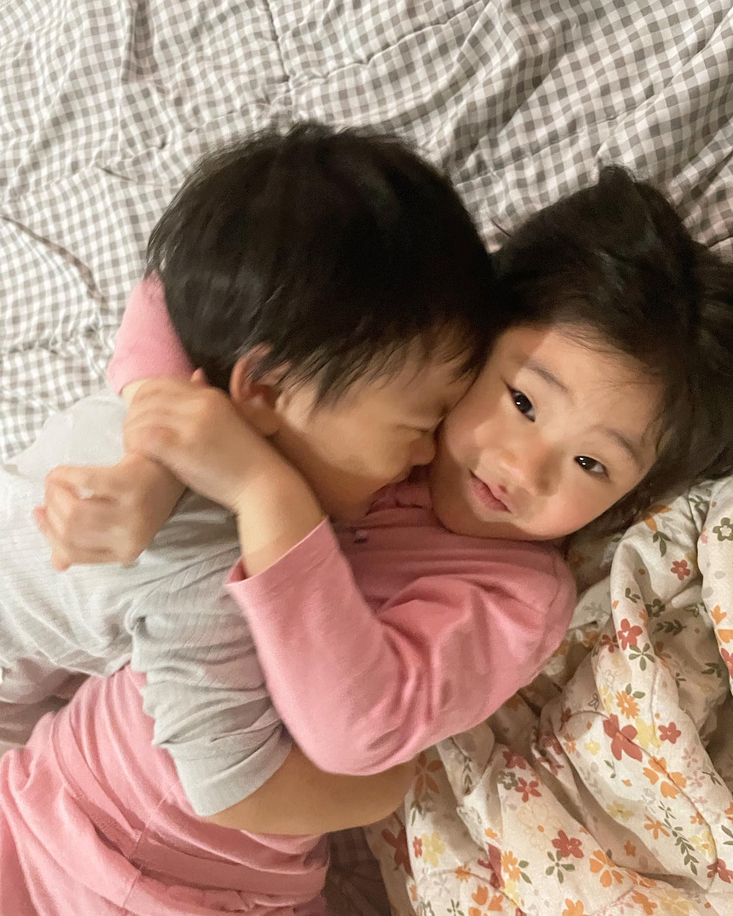 요즘 주원이랑 말이 통하고 잘놀게되니
이제야 동생 많이 예뻐해주는 k누나 ㅎ
간만에 보기좋은 투샷이었다..앞으로도
둘이 잘 좀 지내라ㅠㅡㅠ🖤

#남매 #남매스타그램 #k누나 #육아일기