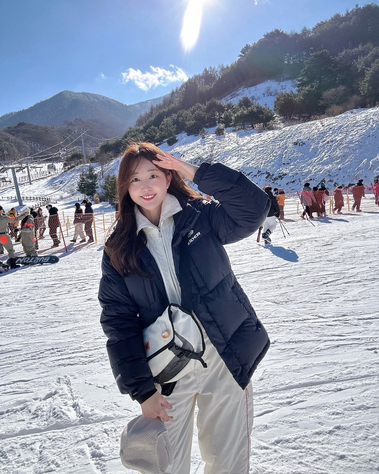 ‘바뀐’ 무주리조트(스키장) 정보 공유⛷️
(저처럼 헤매지 않길 바라며...😅)
⠀
▫️리프트권 변경
주간권/후야권 형식으로 판매하던 리프트권이
'시간권'으로 바뀌었어요
3시간/4시간/6시간권
⠀
▫️운영시간 및 슬로프 정비 시간
운영시간은 오전 9시 - 밤 12시 이지만,
⭐️ 슬로프 정비로 16:30-18:30 은 중단하니 ⭐️
시간권 끊을때 잘 생각해야 합니다.
(제 경우엔 12:30-16:30 탈 것 생각하고 4시간권 구매하고,
야간에 20:00-23:00 타려고 3시간권 추가 구매했어요)
⠀
▫️비용
주말 & 대인 기준으로
3시간권 71,000원
4시간권 81,000원
6시간권 91,000원
으로 네이버에서 예약하면 20% 할인 받을 수 있어요
❤️꿀팁❤️
리조트 렌탈샵이 아닌 (리조트 들어가는 길에 있는) 외부 렌탈샵에서 스키장비나 의류 렌탈하면서 리프트권 끊으면 25%~30%
저렴하게 구매가능해요!
⠀
⠀
+
금잔디 언니와 함께한 스키 여행
아침잠 많은 나를 위해 맛집과 카페도 찾아놓고 기다려준 언니
고마워 ❤️❤️❤️ 스키장 츄러스는 여전히🤤
⠀
⠀
#오랜만에정보요정 #무주스키장
#무주리조트 #무주리조트맛집 #무주카페 #무주창고
⠀
