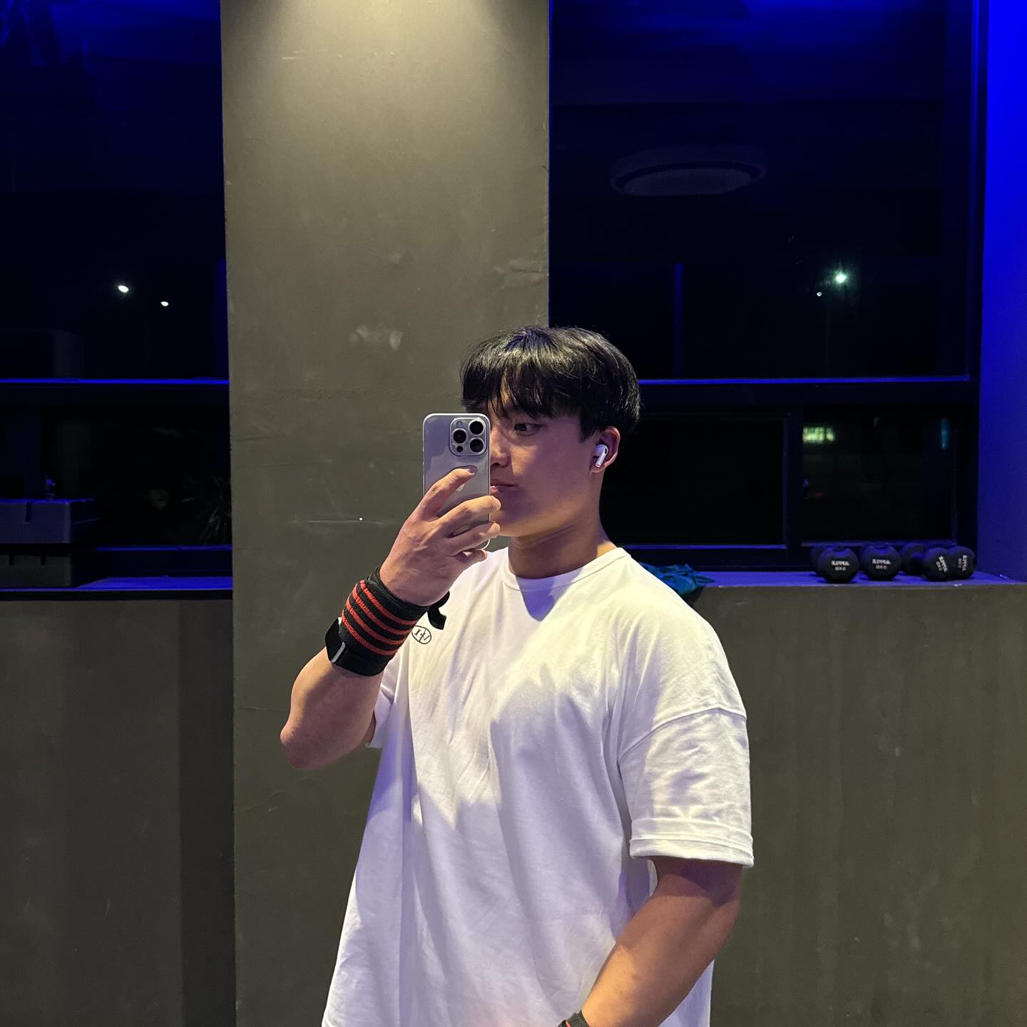 오늘은 veilo_kor 에서 제공해주신 오버핏 반팔 입고 
가슴이랑 팔 완료했습니다 ☺️ 

전체적으로 다 마음에 들지만 가장 마음에 드는 부분은 
반팔 재질이 너무 마음에 들고 디자인이 깔끔해서 좋았습니다 👍🏻

저처럼 피부 예민하신 분들이나 심플한 로고 좋아하는 분들한테 

강추💥

-
-

알바 끝나고 매일 하는 생각 운동 하루만 쉴까??.. 그치만 결국 
운동 가는 나... 제가 가장 못하는 가슴 했는데 ,, 역시 잘 못하니까 
재미없네요 🤢 언제쯤 가슴이 재미있을까..

그래도 가슴 열심히 하고 유산소 조금 타고 집 갑니다〰️〰️👍🏻 

#베이로 #짐웨어 #협찬 #오버핏반팔 #심플한 #로고 #좋아하시는분 #강추 #운동소통 #운동기록 #가슴 #이두 #어깨 #완료 #운동복 #추천 #운동맞팔해요 #운동일기 #배고프다