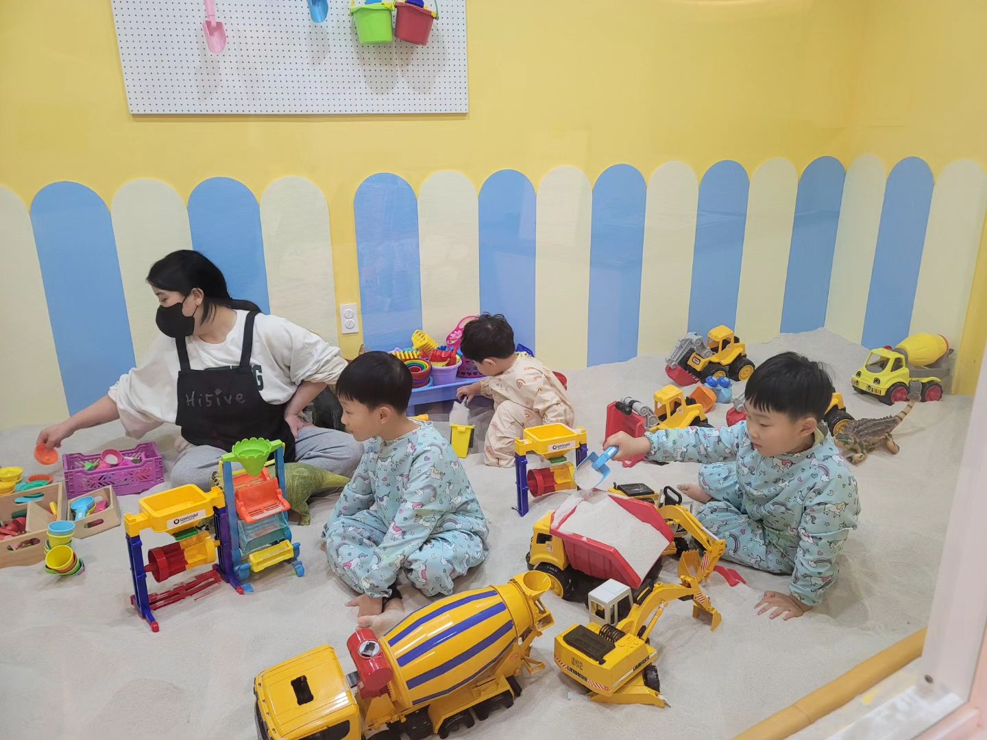 #협찬 #하이파이브제주

아이들 데리고 다녀온 애월 원데이클래스  하이파이브제주에요.

이곳은 드로잉 키즈카페로 매달 주제별로 이뤄지는 드로잉 버블체험을 하거나, 쿠킹클래스에 참여할 수 있어요.

우리 아이들은 이번에 봄 시즌에 맞춰 '꽃피는 봄이오면' 이라는 주제로 드로잉 버블 체험 하고 왔어요. 1시간 20분 동안 이뤄지는 체험인데, 관리해주는 선생님이 있어서 엄마는 자유 시간을 즐길수 있더라구요.🤩

모래놀이부터 나뭇잎과 꽃을 이용한 오감놀이 체험과 자유 드로잉을 해봐요. 거기다 아이들이 제일 좋아했던 버블 놀이까지😍

아이들이 신나게 즐기고 왔던 곳이에요.

네이버 예약으로 미리  예약하고 방문하면 좋아요.😁

book_sujin 

#제주키즈카페
#제주키즈체험
#애월키즈카페
#애월원데이클래스