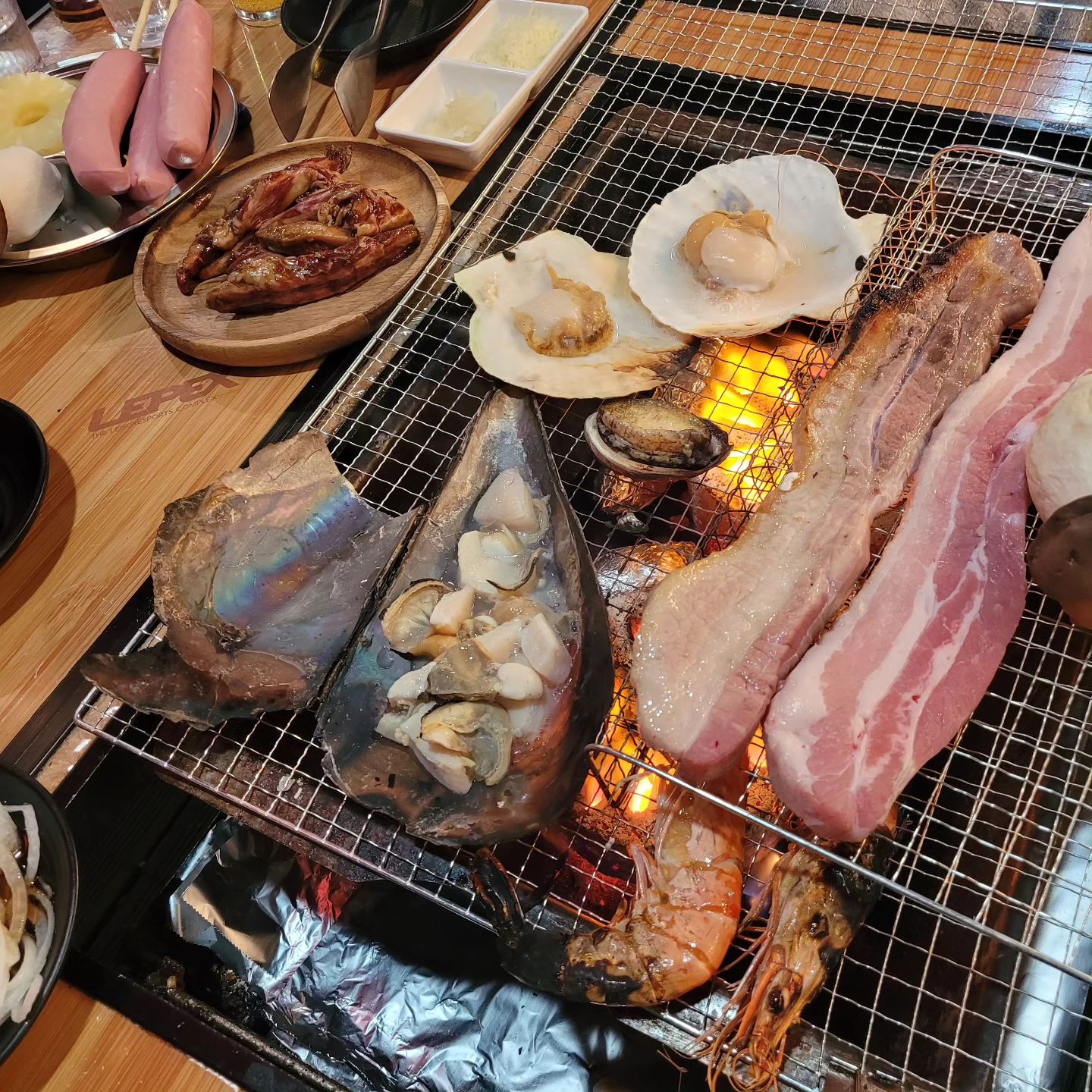 #협찬 
캠핑장에는 가고 싶은데💕
바베큐는 하고 싶은데
갈시간이 없다면?!?
#파주캠핑식당 으로 떠나요~😍
소고기 돼지고기 조개구이까지
가성비 있는 실속세트로 
싱싱하게 살아움직이는 해산물과
부드럽게 살살녹는 소갈비와
두툼하고 먹음직스런 돼지고기
함께 먹으면 더 맛있는 캠핑키트💗
후식은 군고구마와 쫀드기 #존맛탱
하나하나 다 너무 맛있고 분위기도 굿👍
야외 테라스석 텐트석 실내석 취향대로
분위기 있는 도심속 캠핑식당
#캠핑가든고기랑조개랑 넘 좋네요🥰
영수증 리뷰하면 주류or음료 서비스
.
📍위치: 경기 파주시 송학1길 67-16 캠핑가든
(야당역3번출구 앞)
시간: 17시~01시(일요일 14시 오픈)
.
.
.
#파주맛집 #야당맛집 #파주고기집 #야당고기집 #야당캠핑식당 #파주삼겹살맛집 #야당삼겹살맛집 #파주조개구이맛집 #야당조개구이맛집 #파주소갈비살맛집 #야당소갈비살맛집 #파주목살맛집 #야당목살맛집 #파주이색맛집 #야당이색맛집 #파주애견동반식당 #야당애견동반식당 #파주단체 #야당단체 #파주1인메뉴 #야당1인메뉴 #파주글램핑식당 #야당글램핑식당