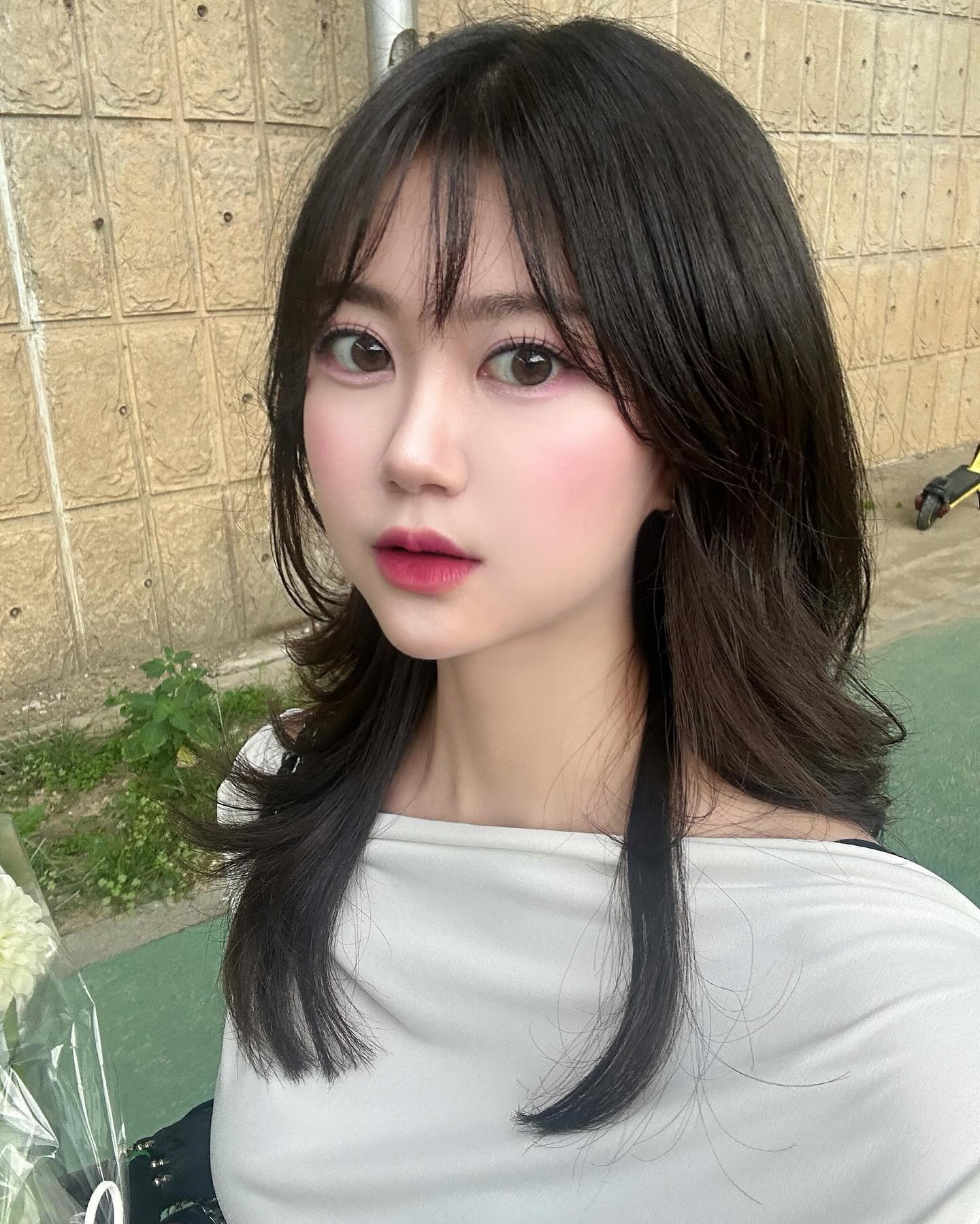 2023 제일 기억에 남는 건 첫 직장에서 신입 때만 받을 수 있는 상을 받았다는 것
전 매니저님, 부매니저님, 선배님들 닮고 싶어서 열심히 했기 때문에 이런 결과가 나온 것 같아서 자랑스러워요
지금 매니저님과 막내 둘 전부 비롯해 저를 사람으로 만들어주셔서 감사합니다!

한 해를 돌아보니 일 얘기 뿐이고 처음도 끝도 뒤숭숭했고 이별도 많았지만 다 내려놓고 열심히 살겠습니다..🥲
그 외에도 저랑 좋게 얽힌 분들 전부 전년보다 행복한 한 해 보내세요
새해 복 많이 받으세요 💝