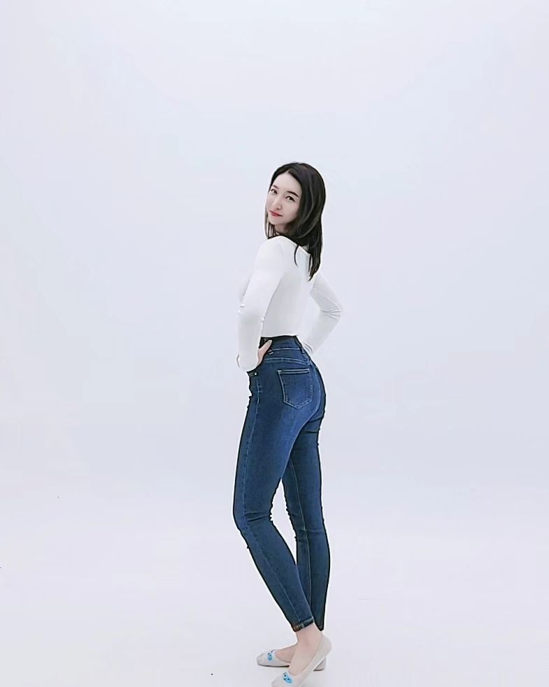 #졸업사진🎓

엘하🩷

과 사람들끼리 남길 수 있는 졸업사진을
찍자는 이야기가 나와서
학교안에 있는 스튜디오를 대여했어요

그런데 막상 오니까
너무 깔끔하고 예쁜거 있죠?✨️

총총총 앞으로 가서 포즈를 취하니
학교언니가 찍어줬어요
#폰카 로 이정도면 잘 나온거죠?🤭

오늘 아침부터 비🌧 가 오던데
다른곳도 비가 오려나요?
혹시 모르니까 우산 잘 챙기세요🌂

.
.
.

#우리끼리만졸업사진 #이런좋은장소라니
#미리알지못한게아쉽다🥲 #한경대학교
#얼마안남았다 #곧졸업 #🎓📷
#전신컷 #청바지에흰티 #국룰이라던데
#롱다리미녀 #인스타미녀 #시켜조라
#요가강사 #필라테스강사 #프리랜서강사
#기업강의환영 #출강환영 #운동강사
#소통환영 #맞팔환영 #일상소통환영
#맞팔환영 #좋아요환영 #좋반테러