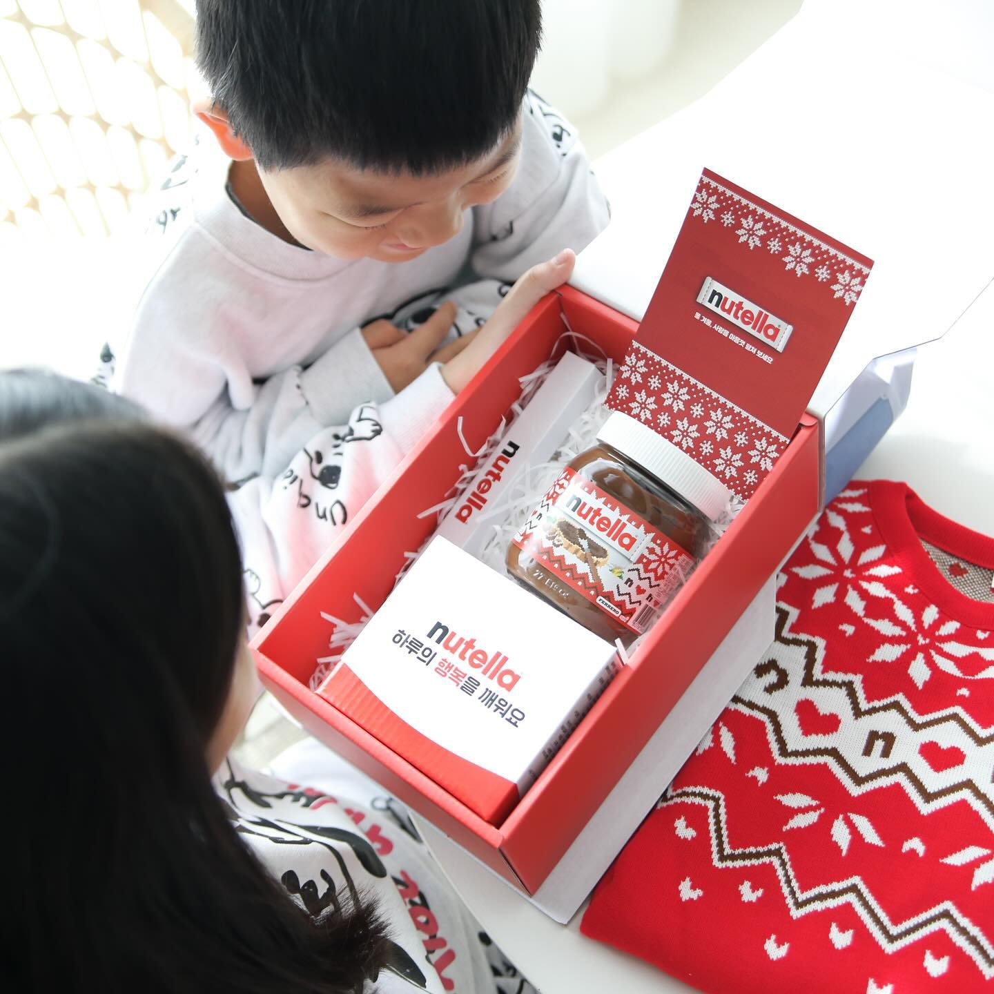#협찬 nutella_korea 

우리 애기들 너무 좋아하는 누텔라로 깨우는, 
매일이 행복한 우리집 아침인데요~
겨울 시즌에만 특별하게 만날 수 있는 리미티드 에디션인 
“누텔라 윈터 레이블 패키지 & 선물로 받은 윈터풀키트” 로 
우리 애기들 또 하나의 추억이 더해졌네요 

누텔라는 이탈리아를 비롯한 많은 유럽국가에서 아침 식사로 즐기는 헤이즐럿 스프레드로 과일이나 견과류와의 조합도 좋지만
저희 집 애들은 빵과 함께 먹을 때 가장 맛있다고 해요!!!
더 자고 싶은 아침, 누텔라와 함께 기분 좋게 든든한 하루를 시작하는데요~~
윈터풀키트는 사랑스럽고 따뜻한 누텔라 감성을 그대로 담은
윈터 레이블 패키지와 머그컵, 스프레더, 리플렛의 구성이에요.
윈터 레이블 패키지는 총 4가지 다양한 패턴의 디자인으로 출시되었어요.

엄선된 로스팅 헤이즐넛과 코코아로 
완성된 누텔라만의 특별한 맛으로 
행복한 가족의 아침식사 만들어보는건 어때요?

*윈터풀 키트는 판매용이 아니며, 브랜드사로부터 제공 받은 제품입니다

-누텔라 제조국: 이탈리아, 독일, 폴란드
-누텔라 수입/판매원: 페레로아시아 리미티트 한국지점 /  매일유업㈜

#누텔라 #누텔라레시피 #누텔라한정판 #누텔라윈터레이블 #헤이즐럿스프레드 #누텔라모닝 #겨울한정판 #윈터풀키트 #누텔라윈터레이블패키지 #행복한아침식사 #하루의행복을깨워요 #누텔라언박싱 #언박싱 #먹스타그램 #온더테이블