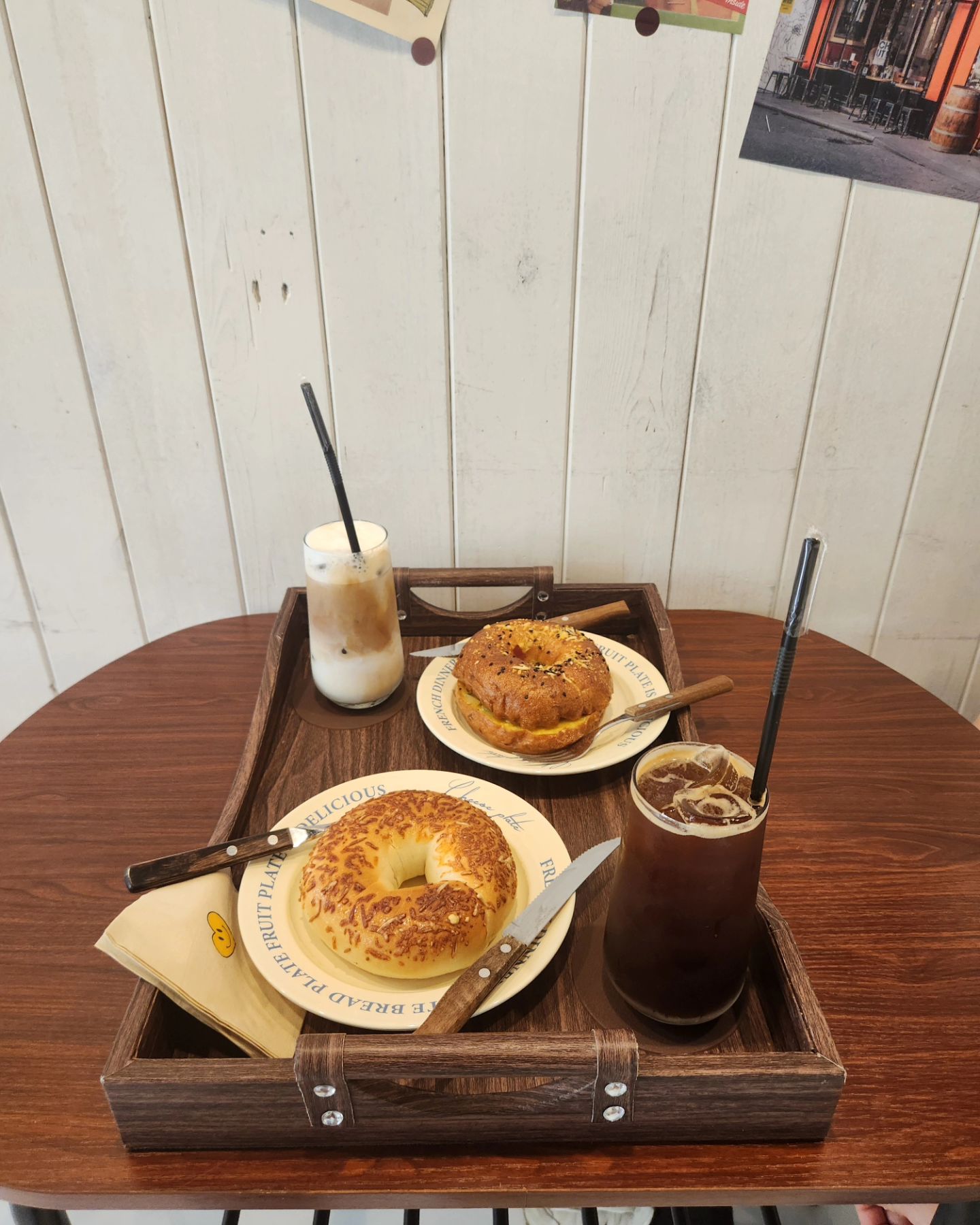 #협찬#리뷰노트
수원 정자동 수제베이글 맛집🥯
#133베이글 

배부른데 이렇게 입으로 속속 들어갈일이냐구ㅠ
베이글 나오는 시간에 가면 더맛있음!(오전8시, 오후3시)

🥯 12종류에 다양하고 기본기에 충실해 맛있는 수제베이글&수제크림치즈
🥯 당일판매 고집으로 재고는 폐기 또는 기부한다고 합니다!
🥯 아늑하고 따뜻한 분위기에 매장이라 여유로움 만끽
🥯 24시간 저온숙성은 물론 프랑스산 밀가루 사용으로 쫀득하고 부드러운 식감🧡
🥯 우유, 버터대신 올리브유로 대체한 건강하고 칼로리 낮은 베이글
🥯 베이글도 너무 맛있지만 햄버거 토스트 강추👍
.
.
.
📍수원시 장안구 정자동 877-1 1층
⏰️매일 8시 ~ 오후 10시
🚗건물내 주차
#정자동베이글맛집#수원베이글맛집#정자동133베이글#정자동데이트