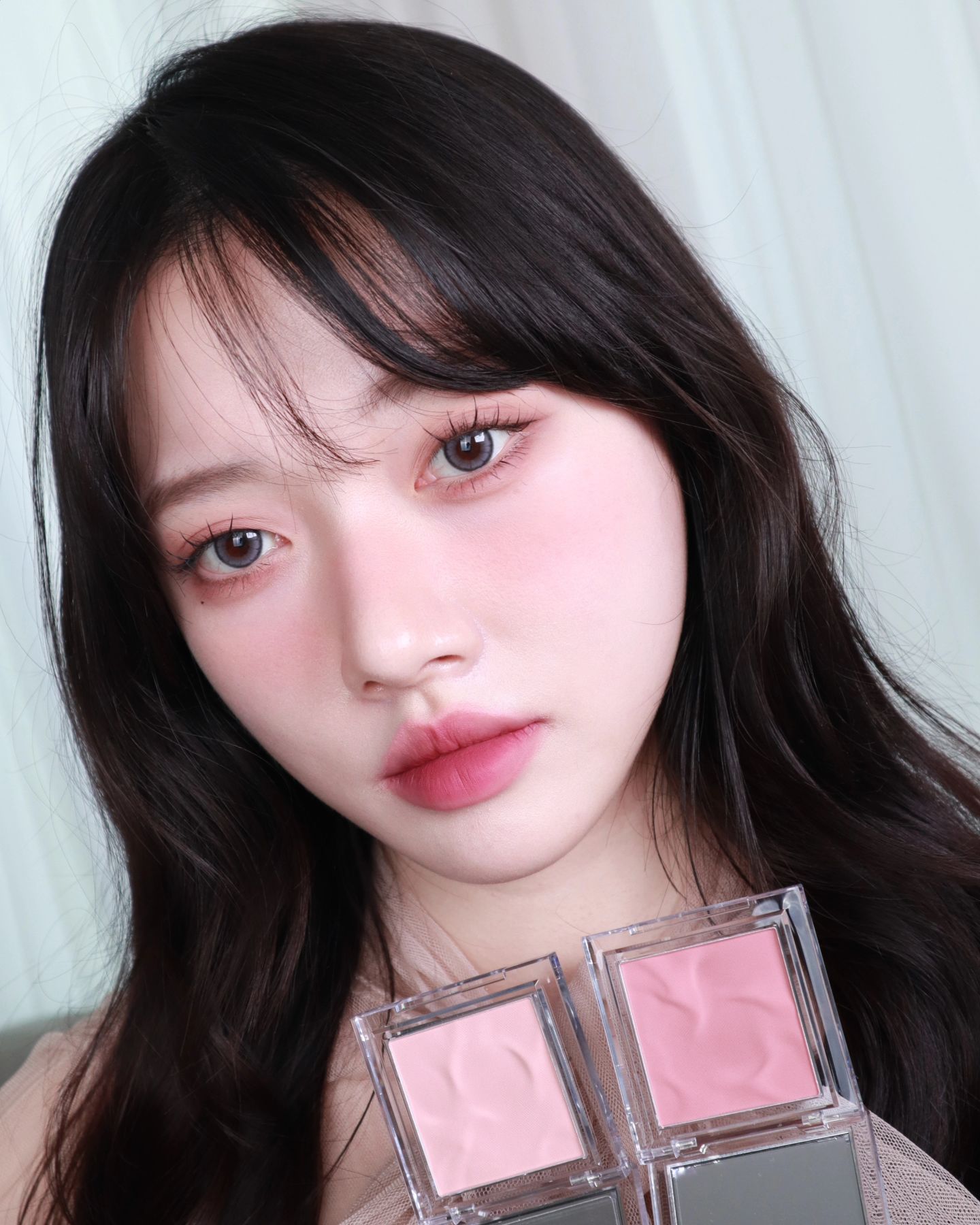 #ad 뮤트톤 로즈컬러 블러셔,섀도우 추천🥀🩷about___tone_official #어바웃톤#리턴투베이직새도우팔레트 #플러피웨어블러셔

로즈톤의 블러셔 사용이 어려웠다면 뮤트톤의 로즈빛 블러셔 추천드려요! 너무 붉거나 딥하지않은 컬러감과 로즈톤만의 분위기를 잘살려서 인간 뮤트로즈 완전 가능하더라구요!

블러셔 자체가 부담스럽지않고 예쁜 로즈컬러라 볼부터 콧등까지 연결해서 바르면 분위기 깡패..저는 2호를 먼저 깔아주고 4호를 얹어줬더니 예쁨2배였어요..🩷

그리고 어바웃톤 리턴투베이직새도우팔레트 2호와 4호도 블러셔와 같이 쓰면 좋을 꿀조합이라 추천드려요+

2호 소프트는 뮤트톤 브라운이라 2호 베쉬풀핑크(뉴트럴핑크)블러셔와 추천드리고 4호 서린은 미지근한 모브컬러라 4호 차밍 로즈 블러셔와 무조건 같이 쓰시는걸 추천합니다🌹

발렌타인데이는 끝났지만 다가오는 화이트데이 혹은 간단한 1~2만원대 친구,애인의 선물이 고민된다면 추천드리는 실패없는 선물이에요✨️

어바웃톤 자체가 파우더,제형,질감의 명가이기에 뭉침없는 발색이 아주 마음에 들었어요 :)

어바웃톤 공식몰에서 발렌타인데이 2월 기획전을 2/5~2/23일까지 최대 50%할인으로 진행하고 있으니 놓치지마시라구욧🩷

#블러셔#새도우팔레트 #블러서추천 #새도우팔레트추천 #여름뮤트블러서 #가을뮤트블러
#여름뮤트새도우 #가을뮤트새도우 #뮤트메이크업 #발렌타인데이 #발렌타인데이선물