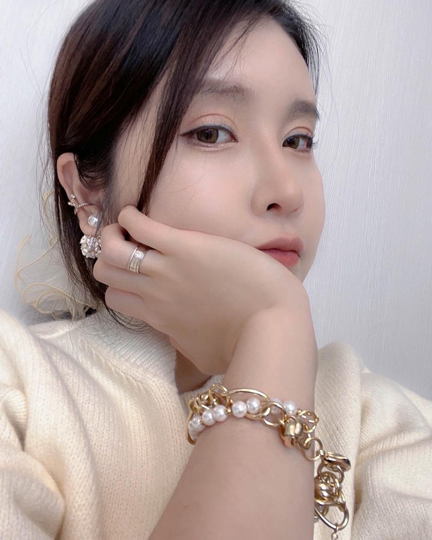 #협찬 토리제이 핸드메이드팔찌는 흔하지 않으면서 독특해 시선을 사로잡았어요>3< 우아하고 여성스러운 룩의 완성도를 높여 줄 수 있어 손이 자주 가는 아이템이더라구요💎

파티나 이벤트 스타일링을 돋보이게 하면서 
패션센스를 보여주기에도 제격이고요!

클래식한 룩은 물론 캐주얼한 데일리 룩에도
편안하면서 세련된 느낌을 줄 수 있어서 
매력적이더라고요!

제가 착용한 골드 외에 실버 하트 & 실버 펄 드롭 까지 
총 3가지 종류 만나 보실 수 있어요.

웜톤은 골드 쿨톤은 실버타입의 팔찌를 
골라 보시면 좋을 것 같네요.

혼자서도 쉽게 착용할 수 있어 편리합니다^^
팔목이 허전하다 싶을 때 진주 체인 팔찌 하나 착용하면
꽉 채워진 느낌으로 화사하고 예뻐 눈 호강 제대로 더라구요

소개해 드린 제품 외에도 핸드메이드 진주 미니 백부터 
팔찌까지 다양하게 둘러보실 수 있으니
패션팔찌 관심 있으신분들 꼭 한번 둘러보시길 바라요❤️

#써지컬 팔찌 #체인팔찌 #진주팔찌
💌https://smartstore.naver.com/tory_j