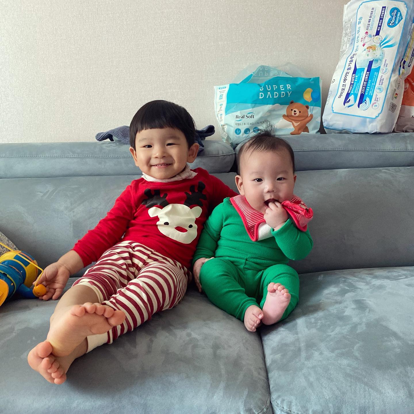 👶🏻🤍696
🍼🤍137
나에겐 아직 너무 무거운 동생🥹
올려주려고 아무리 당겨봐도 안돼서 뚜오화남
ㅋㅋㅋㅋㅋㅋㅋㅋㅋㅋㅋㅋㅋㅋㅋㅋㅋ
#때리는거아님