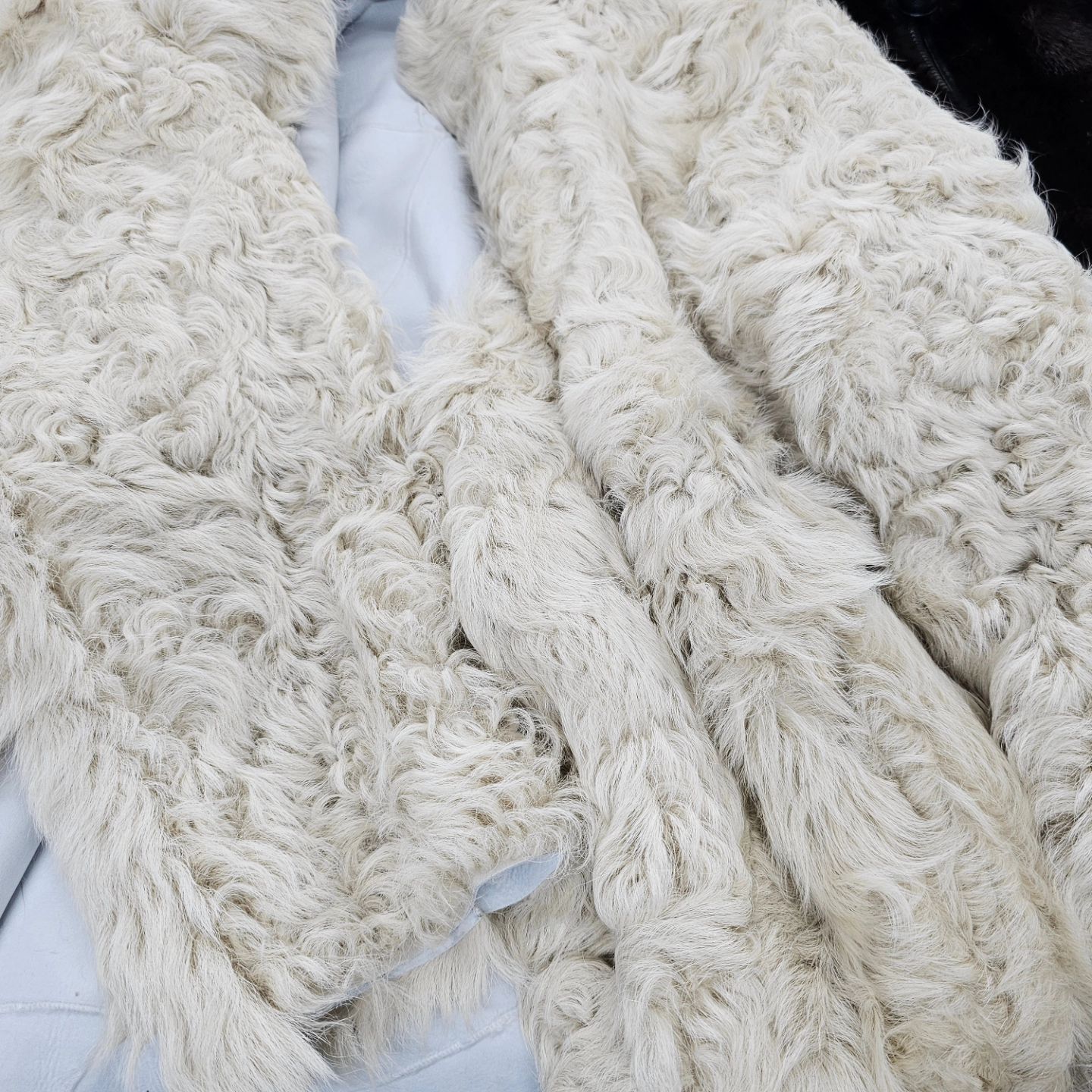 시어링 코트 디자인 작업중이지요. 

#beijofur #모피디자인 #모피공방 #FURfashion #시어링코트