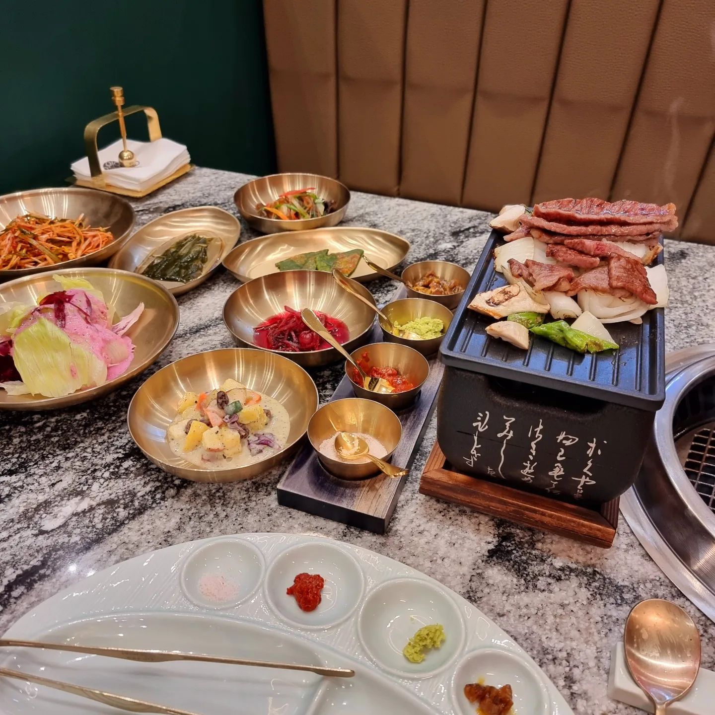 🍽#협찬 #2023혠님맛집 백마흔한두번째집
🥩🥃#화몽가
☝🏻육류,고기요리
🗺경기 수원시 팔달구 인계로124번길 27-10
101호, 102호, 103호, 104호
⏰️매일 10:00 - 01:00
📋투뿔한우 살치살 300g 76,000원
📋얼그레이 하이볼 8,000원
📋자몽 하이볼 8,000원
*주차장 넓고 대형 단체석 준비
*수제 생맥주&와인을 판매중, 와인 콜키지 1병 무료
*프리미엄 숙성 돼지고기와 한우 판매
*고급진 인테리어와 편하게 드실수 있는 자리가 준비
*24시간 운영하는 고깃집
👶🏼인계동에 요렇게 고급진데가!
요기 데이트로도 회식으로도
맛있는 고기먹기에 딱좋고
반찬도 한식당처럼 잘나와용
게다가 친절함은 말모에용ㅎㅎ
살치살에 하이볼 찰떡!👶🏼👍🏻
.
#여행 #맛집 #카페 #술
#food #coffee #alcohol
#hyennimmm #혠님
#혠님수원 #혠님고기
#좋아요반사 #맞팔 #소통 #일상
#KOREA #Korean #Southkorea
#instafood #instagood