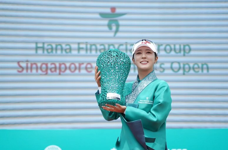 뿌엥ㅠ 드디어 했습니당ㅠ🥹♥️
다들 축하해주셔서 너무 감사해여ㅠ!
.

그리고 방송시간으로 인해 감사인사를 못전해드려서 이렇게 다시 감사인사드립니다!

올해 새로운 메인스폰서와  함께하게 되었는데요, 물심양면 후원해주시는 SK텔레콤 유영상대표님 감사드리며, 늘 응원해주신 임직원분들께도 감사드립니다. 

예쁜 의류를 지원해주시는 데상트골프 시미즈 모토나리 회장님 감사합니다.
좋은 경기 할 수 있도록 클럽 지원해주시는 핑 감사드립니다.

또한 저를 후원해주시는 메디힐, 더스윙골프,아베인코리아,타이틀리스트 항상 감사합니다.

그리고 언제나 신경써주시는 엄마 아빠 동생 그리고 응원해주는 가족분들 너무 감사하고 사랑합니다.

그리고 4일동안 싱가포르에서 함께 응원해주신 이니셜스포츠 류연진 대표님 외 식구들 감사드려요.

또한 4일간 함께 플레이한 모든 선후배 동료들에게도 감사인사 전달드립니다

마지막으로 첫우승 가까이에서 못봐서 속상해할 우리 피터팬즈 그립고 보고싶습니다 한국가서도 열심히해서 보여드릴게여 감사합니다♥️

+우리 동용오빠 너무 고생해떠여어어어! 오빠 덕분도 너무 커요 너무너무 고마워영😆