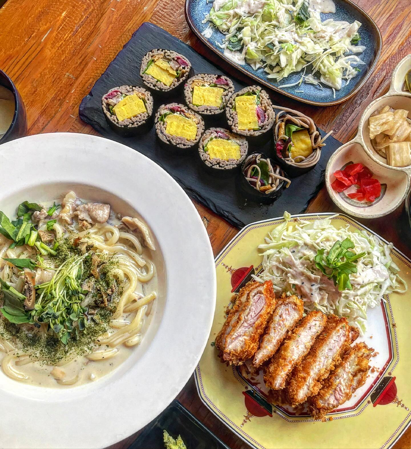 점심부터 저녁까지 다 책임져주는 돈카츠 맛집 #잇츠소유 

경희대 앞에 자리하고있어서 킹성비흐르는데 맛까지 장난없는곳🙏🏻 로스돈카츠에 불고기크림우동 거기에 소바마끼까지 시켰는데 3만원이 넘지를 않음 ㄷㄷ

먼저 나온 소바마끼는 왕큰계란을 둘러싼 소바가 꽉차서 담백하니 맛깔남❤️ 여태 먹어보고 싶었던 메뉴중에 하나인데 이렇게 착한가격에 맛잇게 먹을수있다니 감동

뒤이어 나온 돈카츠는 한눈에 봐도 바삭함이 미쳤음👍🏻 와사비나 소스,소금과 함께 먹어주면 더욱 풍미가 살아나서 중독성미침

그리고 공주들 환장할 불고기크림우동!!😌✨ 꾸덕함 미쳤고 불고기가 들어가서 더욱 진한크림👍🏻👍🏻 통통한 면발에 딸려오는 소스가 환상적‼️ 다 먹고 공기밥 요청해서 비벼먹으면 크림 리조또느낌까지 즐길수있음🫶🏻

학교앞이라 가성비가 좋을뿐만아니라 맛까지 미쳤고,저녁엔 안주로 먹을슈있는 메뉴들까지 가득해서 점심저녁 언제가도 입이 행복한곳✌🏻

#회기역  #잇츠소유 
📍서울 동대문구 회기로19길 18 2층 

-

#동대문구맛집 #회기맛집 #회기역맛집 #경희대맛집 #돈카츠맛집 #회기돈카츠 #경희대돈카츠 #회기역가볼만한곳 #회기역데이트 #서울돈카츠맛집 #소바마끼맛집 #소바마끼 #먹방 #먹스타그램 #맛스타그램 #먹팔 #먹팔맞팔 #좋아요 #좋아요반사 #좋반