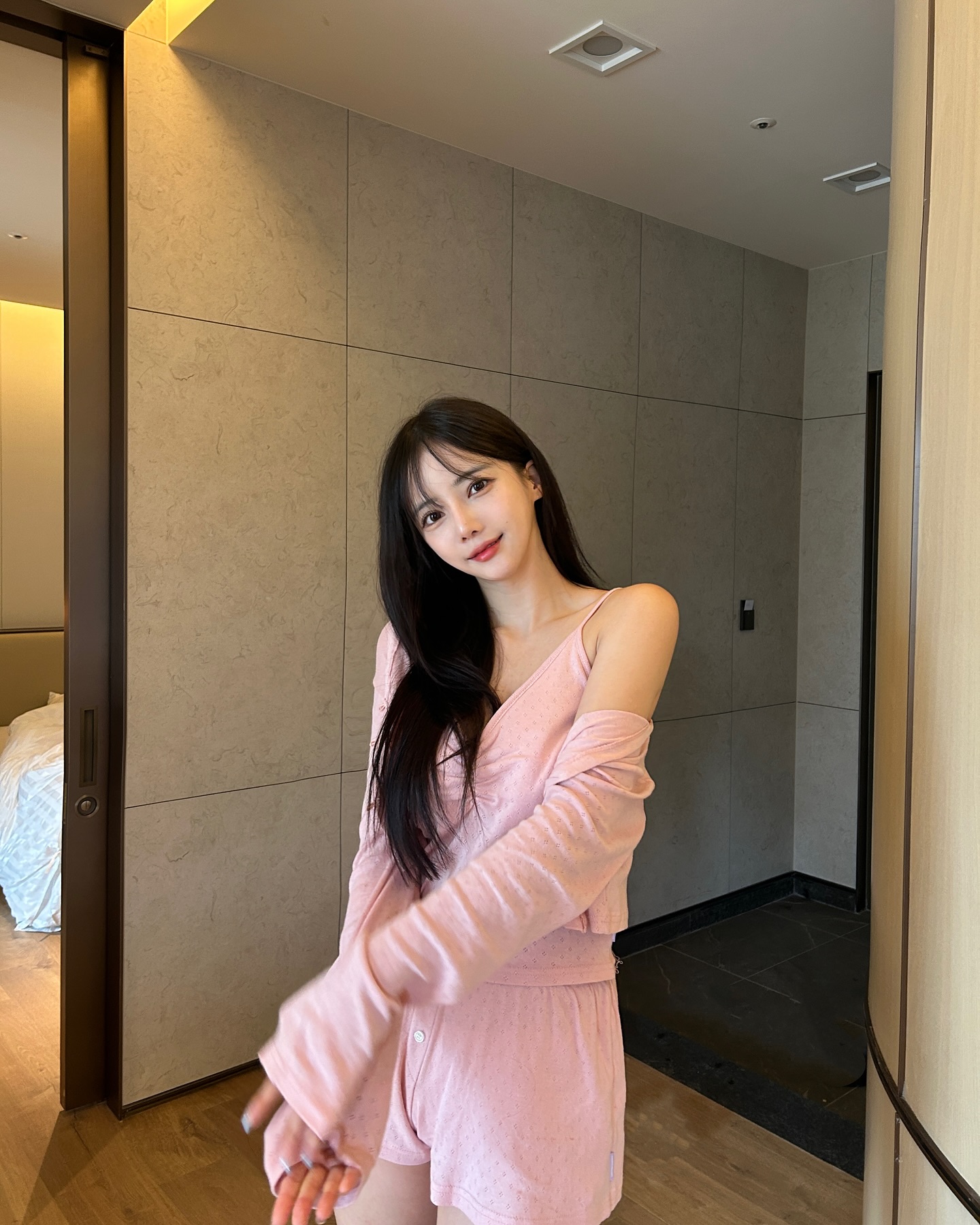 믿고보는 애정하는 우리 아란쌤도 aranenglish 추천해줬던🫶🏻

dorosiwa 에서 귀염뽀짝한 파자마와 언더웨어들을 선물해주셨어요💕

도로시와 자체제작 홈웨어는 원단부터 자재까지 꼼꼼하게 선별한다니 믿고 입을 수 있겠죠?😌

편안한 언더웨어부터 파자마까지 라이프스타일웨어에 진심인 도로시와 최구얌🤍