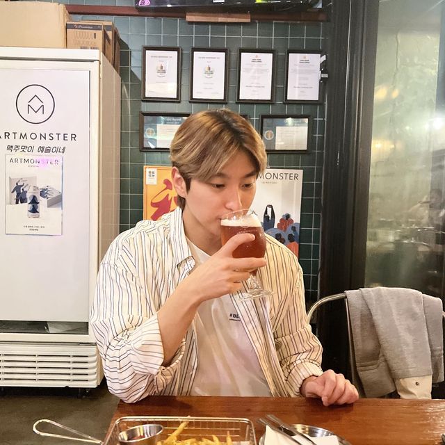 프로듀서 루카스 on Instagram: "#광고 라서가 아니고 맥주가 이렇게 맛있다니!!🍺술 한잔만 먹어도 취하는 나란인간이라…다른 맥주는 못 먹어본게 아쉬웠음🥲(종류가 10가지는 되는듯) HIP수