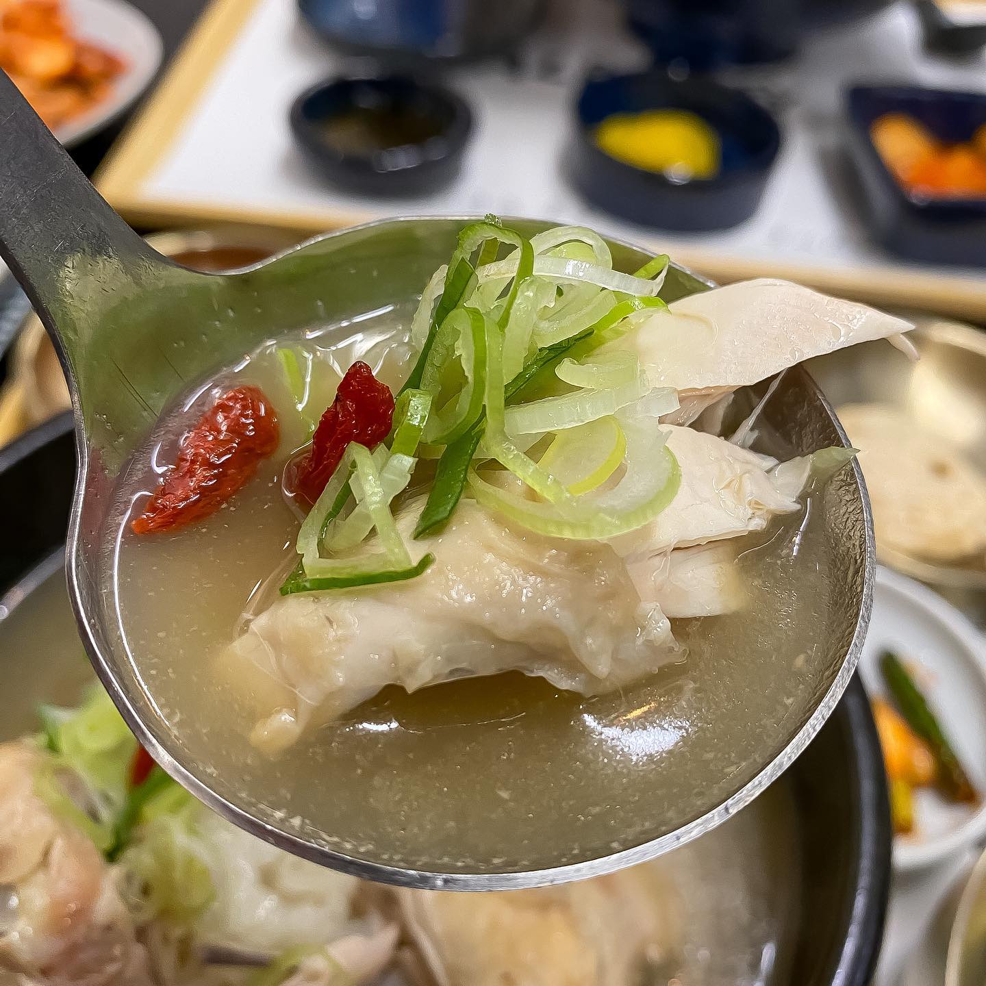 안녕하세오😊

다들 삼계탕 좋아하시나요? 저는 완전 아저씨 입맛이라 따뜻한 국물을 좋아해서 삼계탕을 엄청 좋아해요😋

부산 용호동에 삼계명가가 생겨서 가보았어용🧐
삼계탕을 먹으러 갔는데 우동 비주얼 무엇~~~
안 시킬 수가 없어서 삼계탕이랑 우동도 같이 주문했어요🤍❤️🤍❤️

기본 명가삼계탕은 삼계탕의 국물이 탁하지 않았고 고소했어요~! 닭 살도 부드럽고 영양 보충이 되는 맛이었습니당✔️ 
반찬 또한 깔끔하게 나오고 용기들이 대접 받는 느낌을 주었어용👍🏻

우동은 비주얼이 미쳤어요!!!!!! 
우동 자체도 맛있지만 갓 튀겨 나 온 튀김들은 정말 맛도리✔️💕
우동이랑 먹으니 더 맛있었습니당💯

⭐️용호동 광안리 바다가 보이는 맛집이라 가족들과 시간을 보내도 눈과 입이 즐거울 것 같은 곳이에용

#용호동맛집 #부산삼계명가 #부산삼계탕맛집 #삼계명가 #광안리맛집 #광안리삼계탕 #용호동삼계탕 #협찬 #부산 #부산맛집 #삼계탕 #ootd #tiktok #workout #explore #reelsinstagram #yummy