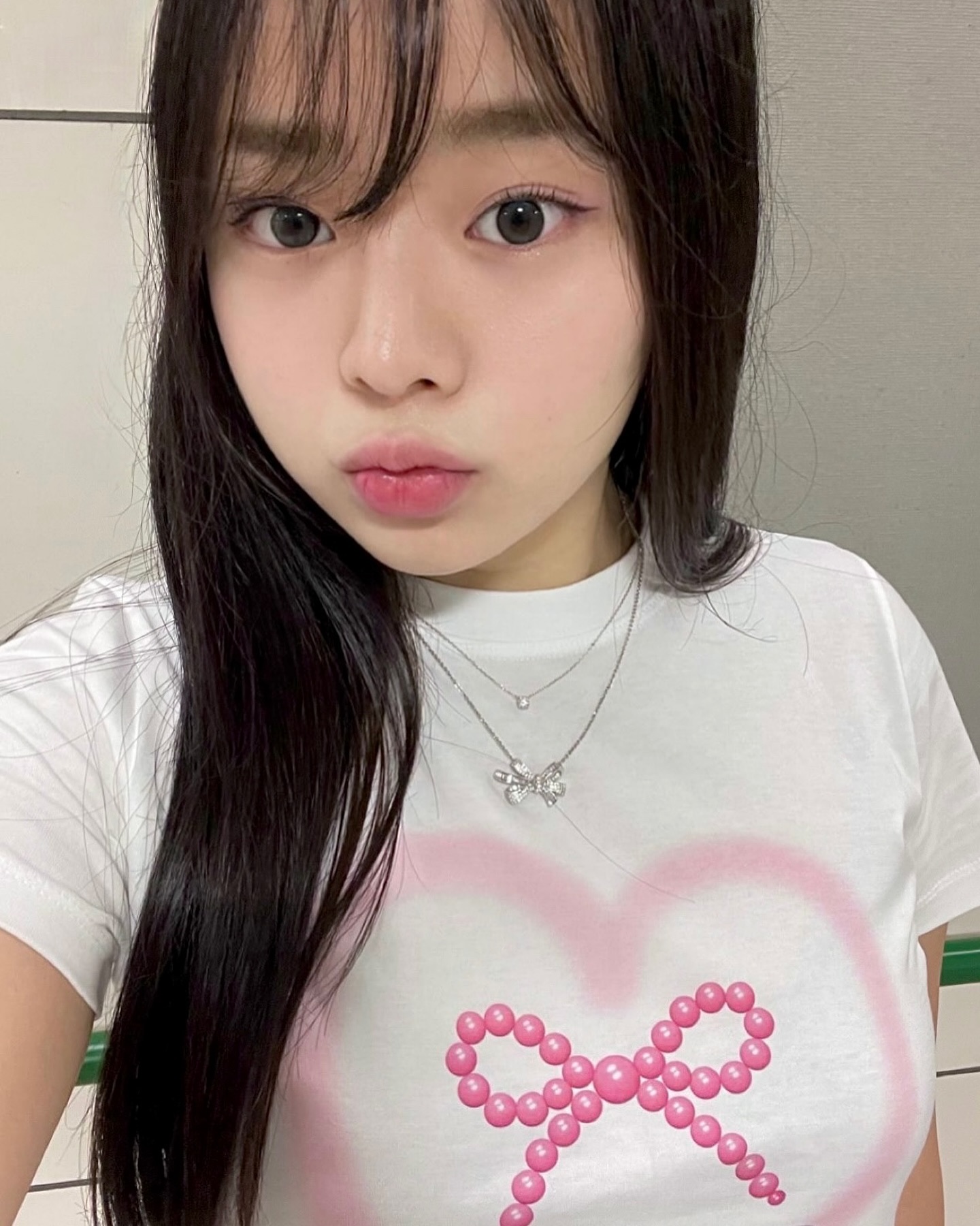 #협찬
vidivici.official 

비디비치에서 밀레니얼 글로우 크림 블러시 신상 컬러로 출시된 04호 피오니 밀크

이름부터 밀키한 느낌일 거 같았는데 실물도 정말 뽀용한 딸기 우유 컬러 그 자체 •• 💗

여쿨들이라면 하나쯤은 쟁여둘 러블리한 흰기 도는 핑크 색감이다
사용해 보니 부드럽게 밀착되어서 베이스가 밀리지도 않고 여름철 가볍게 바를 수 있는 느낌

또 좋은 점은 여러 번 덧발라도 색감이 부담스럽게 진해지지 않아서 자연스럽고 은은하게 표현할 수 있고 이런 크림 블러시 제형을 처음 접해보는 사람들도 편하게 사용할 수 있다는 점
번들거리지 않아서 투명한 속광까지 연출 가능한 제품 !

기존 03호 팬지 라벤더 컬러를 가지고 있던 사람이라면 피오니 밀크를 먼저 바르고 팬지 라벤더 컬러를 포인트로 사용해도 너무 좋을 거 같다 :)

본 포스팅은 비디비치로부터 제품을 제공받았으나, 포스팅 내용은 저의 주관적인 의견을 바탕으로 작성되었습니다

#비디비치 #vidivici #글로우크림블러시 #피오니밀크 #블러셔신상 #쿨톤블러셔 #여쿨블러셔 #쿨톤크림블러셔 #쿨톤블러셔추천 #크림블러셔추천 #블러셔추천 #블러셔리뷰 #여름쿨톤 #여쿨추천