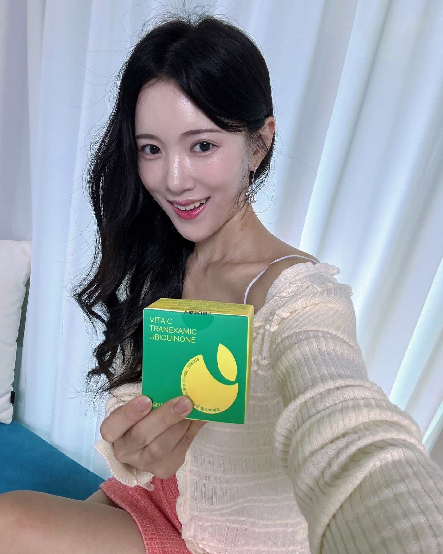 #협찬 x trimay_official trimay_global

나이들수록 더 가까이 하고 싶고 더 닮아 가고 싶은 존재가 있다면, 여러분은 무엇인가요? 저 같은 경우 동 질문에 주저 없이 ‘자연’이라 말할 수 있을 것 같습니다...🌿🌱🍃🫧✨

깨끗하기에 말그대로 안심(安心)하며 사용할 수 있어 더 여운이 깊게 남는 브랜드, TRIMAY.
오늘은 TRIMAY에서 나온 ‘멀티케어 겔 아이패치 3종 _ 인리치드 비타브라이트(Enriched Vitabright)‘를 소개 드릴게요...🍊🍋🍋‍🟩

비타민, 나이아신아마이드, 트라넥삼산이 함유되어 있어 잡티케어는 물론, 피부 톤 개선에 확실한 효과를 보장하는 ‘비타민 미백 케어’라 자신있게 추천 드릴 수 있답니다.

제가 근래 수면부족으로 다크써클이 굉장히 심해졌는데요, 유연하고 쫀쫀한 겔 패치를 붙이고 편안한 자세로 누워 데일리 케어하는 시간을 가졌더니 일주일 사이 다시 환하게 밝아지는 눈밑zone을 확인할 수 있었답니다!(움직여도 떨어지지 않는 밀착력...진짜 넌 무엇!)

특히 저처럼 평소 아이크림이 무겁게 느껴져 사용하지 않고 계신 분들께 더더욱 추천 드리고 싶고, 잔주름이 생기기 전 사전 예방을 해야하는 단계라면 당장이라도 쟁여야할 제품입니다...🫶🏻

우리 아무리 현생이 바쁘다 하여도, yo '인리치드 비타브라이트 아이패치‘로 칙칙해질 틈을 내어주지 말자구요!!!🫶🏻🍋‍🟩✨🫧

#trimay #트리마이 #아이패치 #다크서클해결템 #다크서클 #미백 #잔주름