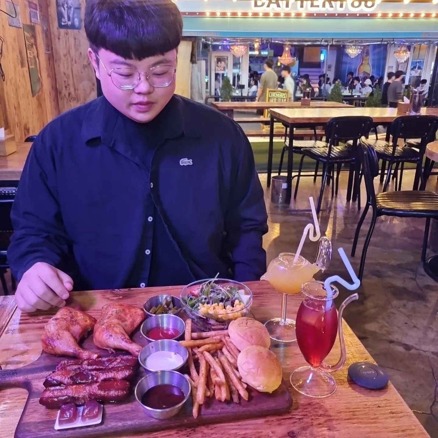 #협찬

먼데이즈
.
.
서울 마포구에 위치한
고풍스러운 미국 갬성 펍 스타일 술집
.
.
홍대의 새로운 #핫플레이스
특색 있는 칵테일 뿐만 아니라
.
.
상호명에 맞게 매주 월요일
이벤트를 진행함😎
.
.
분위기도 너무 좋고
모든 안주가 맛있지만
.
.
특히 훈제 플레터는 #존맛탱
펍 분위기를 좋아한다면 강추👍
.
.
위치

서울 마포구 와우산로19길 9
.
.
mondays_pub
.
.
.
.
#홍대술집 #홍대데이트 #홍대핫플 #홍대놀거리 #홍대핫플레이스 #홍대입구맛집 #홍대칵테일 #홍대술집추천 #홍대상상마당 #홍대펍 #서교동맛집 #홍대 #먼데이즈 #홍대먼데이즈 #일상 #일상기록 #일상그램 #데일리 #데일리그램 #daily #dailylife #dailygram